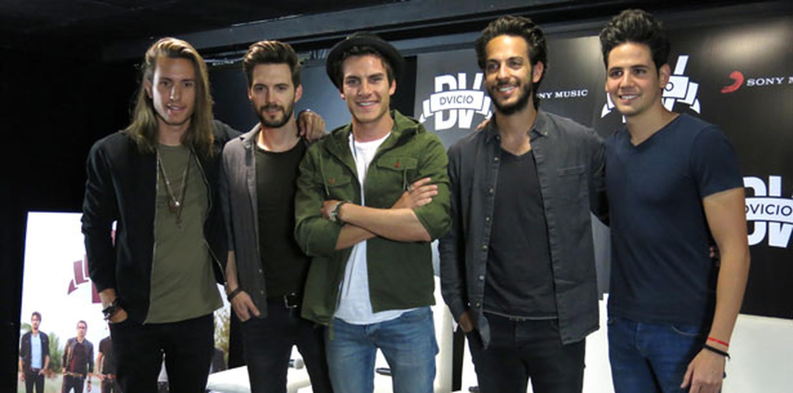 El quinteto pop español fue el encargado de anunciar a los ganadores de varias categorías, incluyendo la de mejor álbum vocal pop tradicional, que el difunto "Divo de Juárez" ganó por "Los dúo 2". (Archivo)