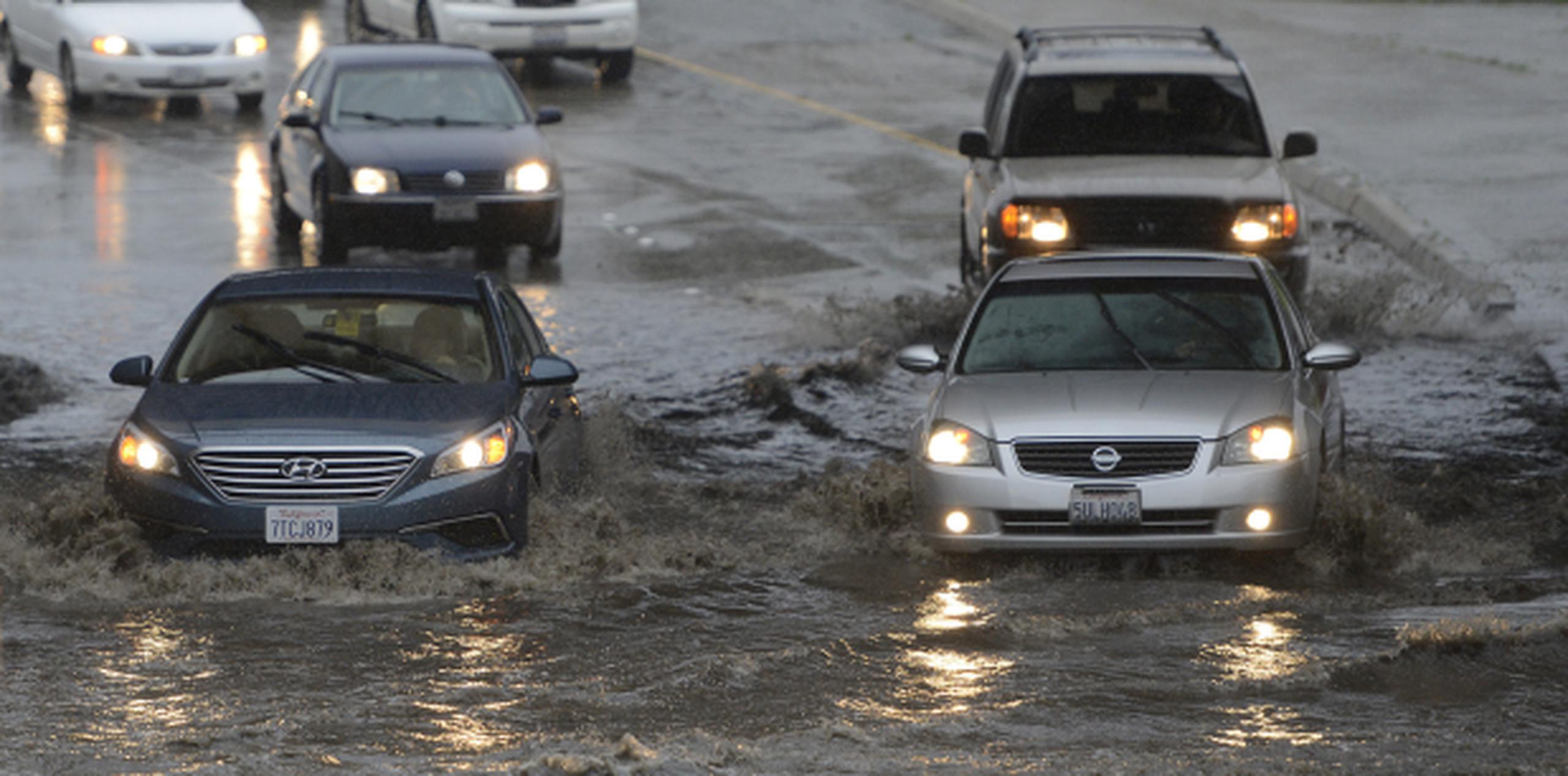 Muchas carreteras del centro y sur de California quedaron inundadas con las fuertes lluvias que dejó la tormenta. (David Royal/Monterey Herald via AP)
