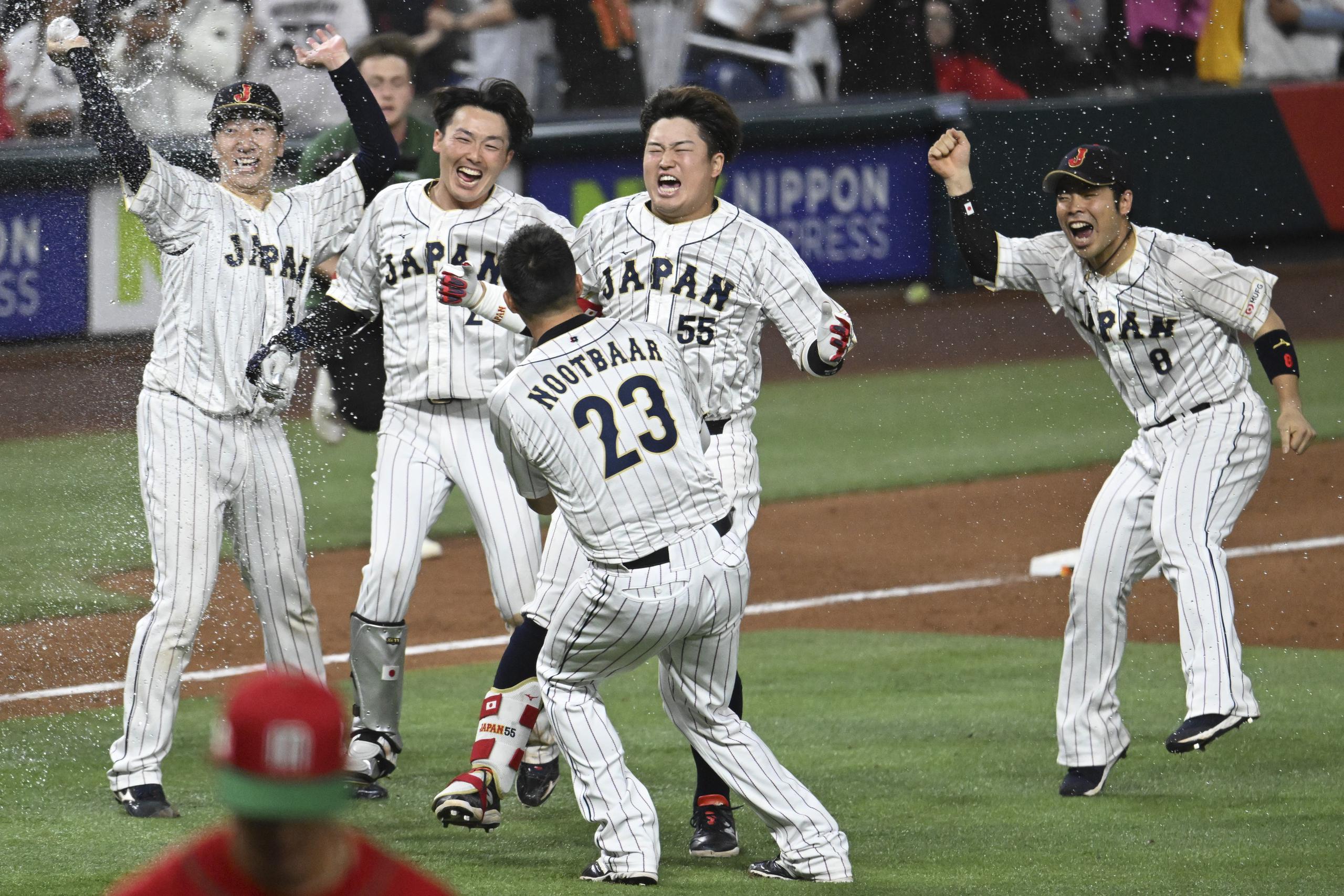 La euforia de la celebración de Japón luego de dejar en el terreno a México.
