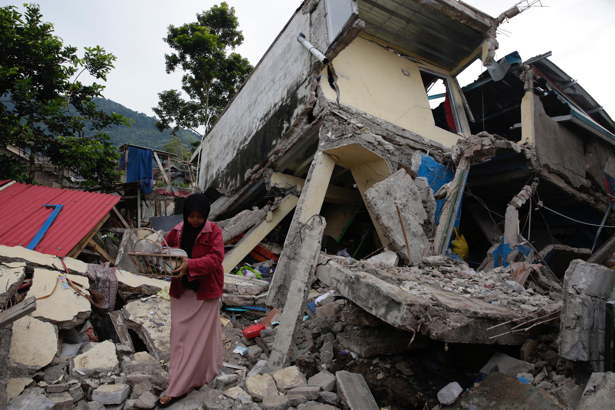 Los servicios de emergencia de Indonesia trabajan este martes contra reloj para localizar y rescatar a posibles supervivientes del terremoto de magnitud 5,6 que sacudió la víspera la provincia de Java Occidental, la más poblada del país, y que ha dejado decenas de muertos. EFE/EPA/ADI WEDA
