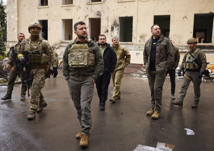 En esta foto proporcionada por la Oficina de Prensa Presidencial de Ucrania el 29 de mayo de 2022, el presidente ucraniano Volodymyr Zelensky visita la región de Kharkiv golpeada por la guerra.