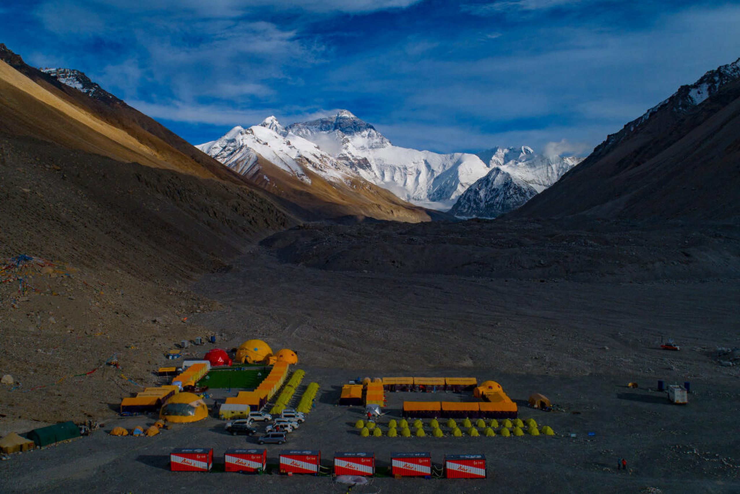Las autoridades en Nepal han rechazado hablar sobre cualquier brote en el Everest.