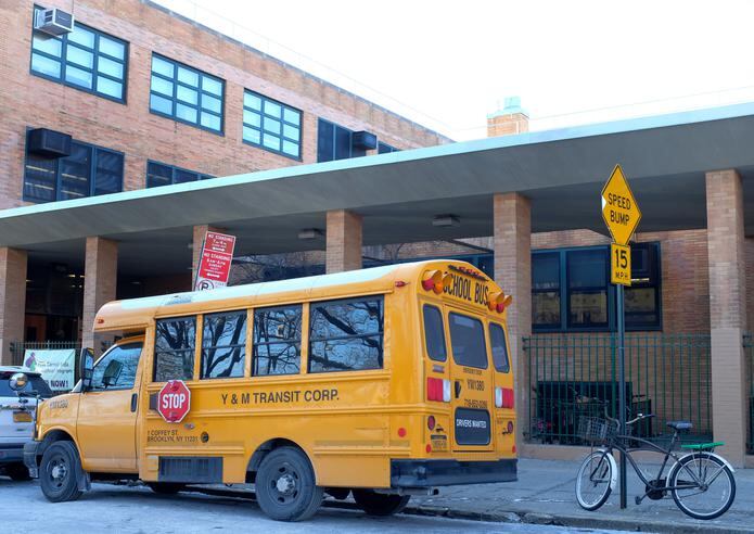 Imagen de archivo que muestra un autobús escolar. EFE/Mario Villar
