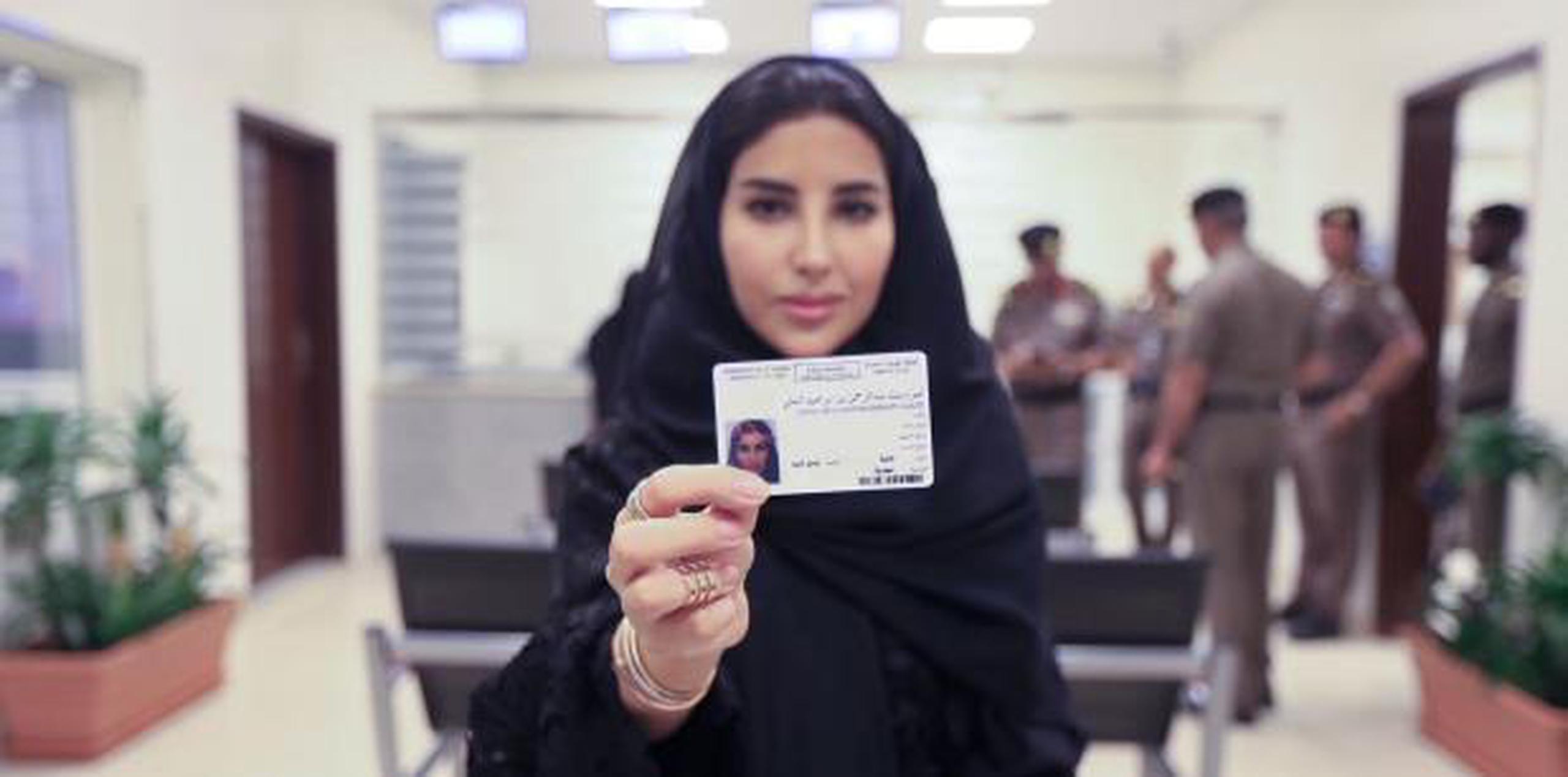 Esraa Albuti, directora ejecutiva de la empresa Ernst & Young, muestra su licencia de conducir en Arabia Saudí. (AP)
