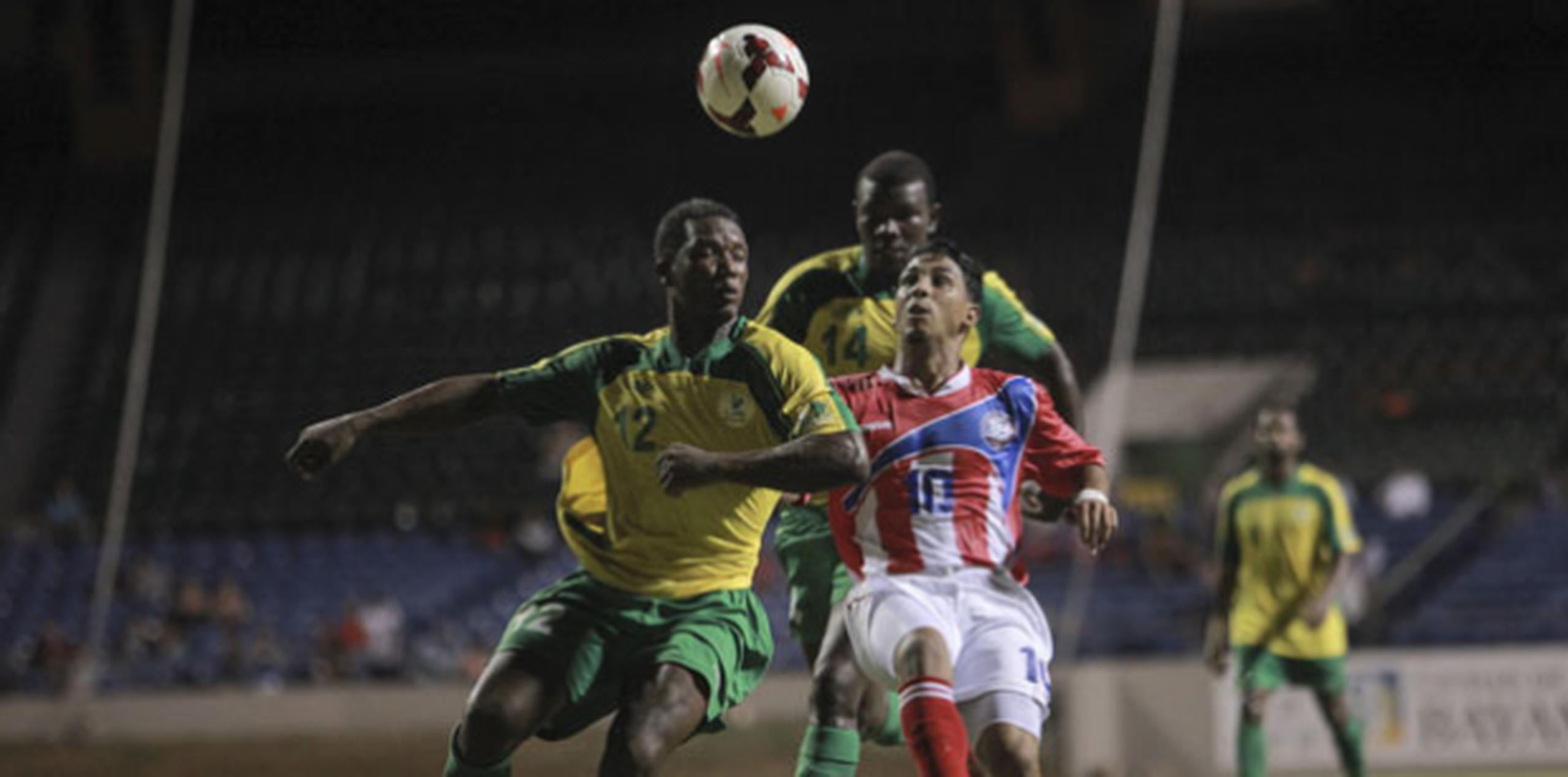 El torneo es clasificatorio para la Copa de Oro de la Concacaf. En la foto, Joseph Marrero (pantalón blanco)y de Guyana Francesa Samuel Sophie (número 12) y laurent Ringuet (número 14). (alberto.bartolome@gfrmedia.com)