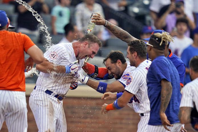 Los Mets de Nueva York celebran el batazo decisivo de Pete Alonso durante su doble juego del jueves ante los Nationals de Washington.