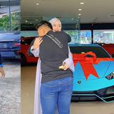 Influencer embarazada obsequia Lamborghini a su esposo para sus “próximas noches de insomnio”