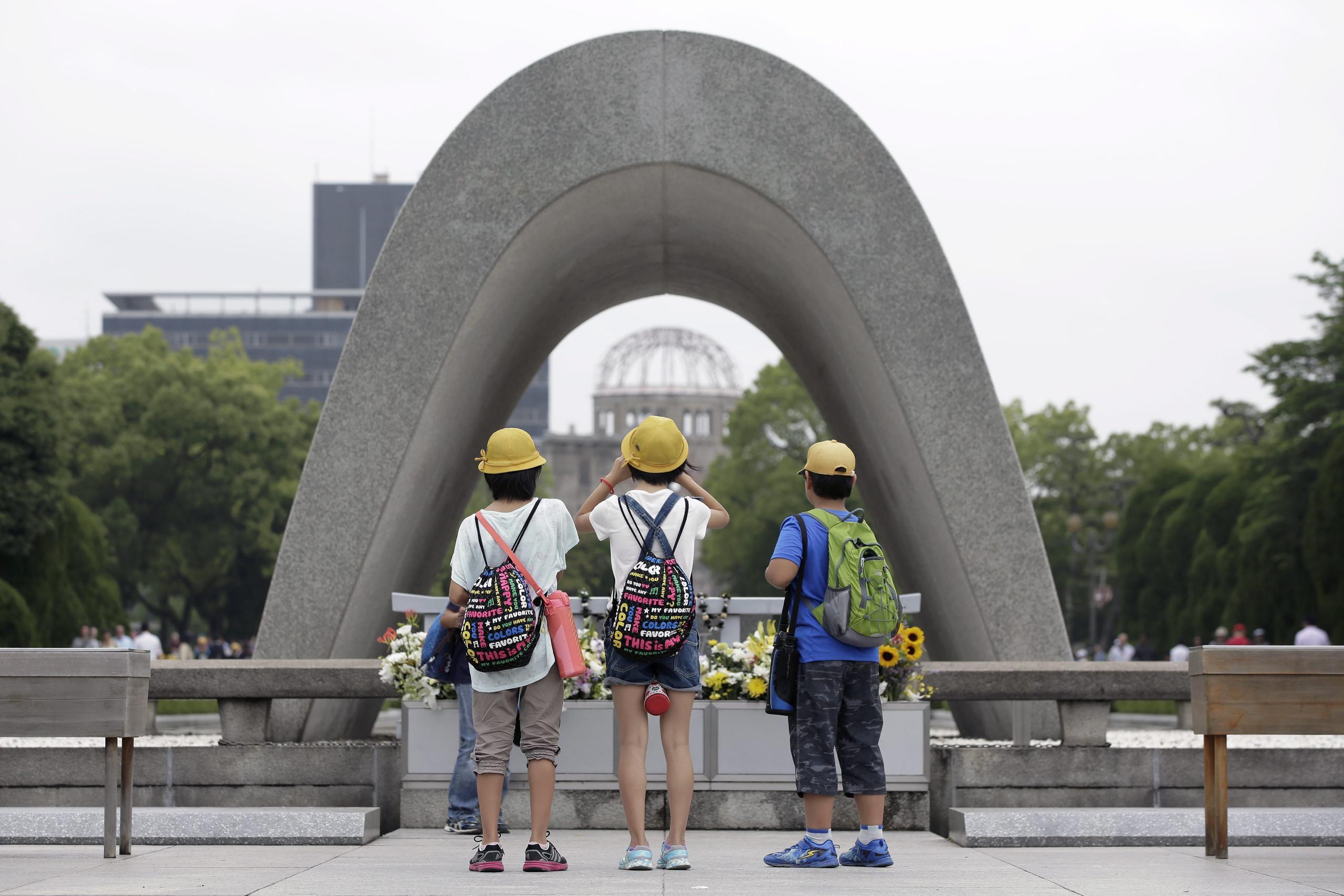 Escolares visitan el Monumento de la Paz de Hiroshima.