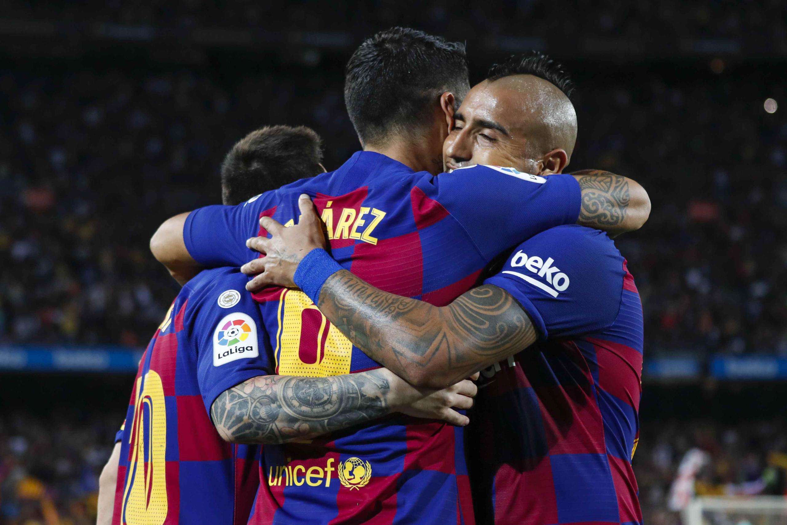 Luis Suárez, al centro, celebra con Lionel Messi y Arturo Vidal.  (AP)