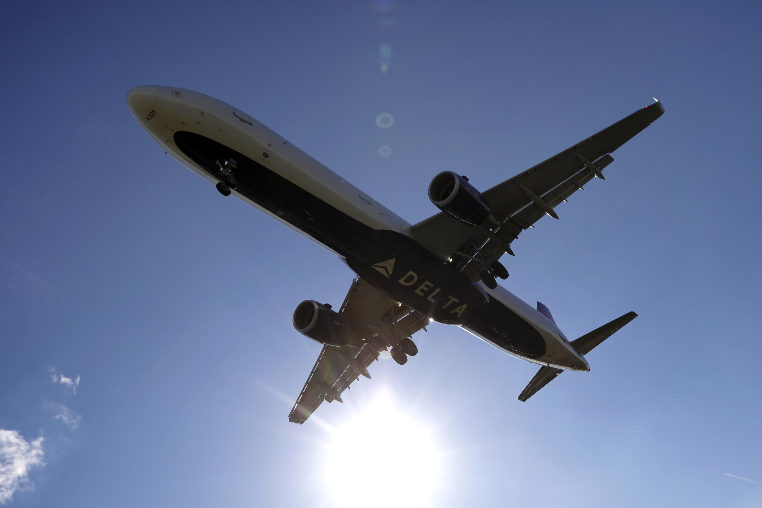 El avión “se detuvo en la pista después de un posible problema con algunos de sus neumáticos”, dijo Delta en un comunicado.