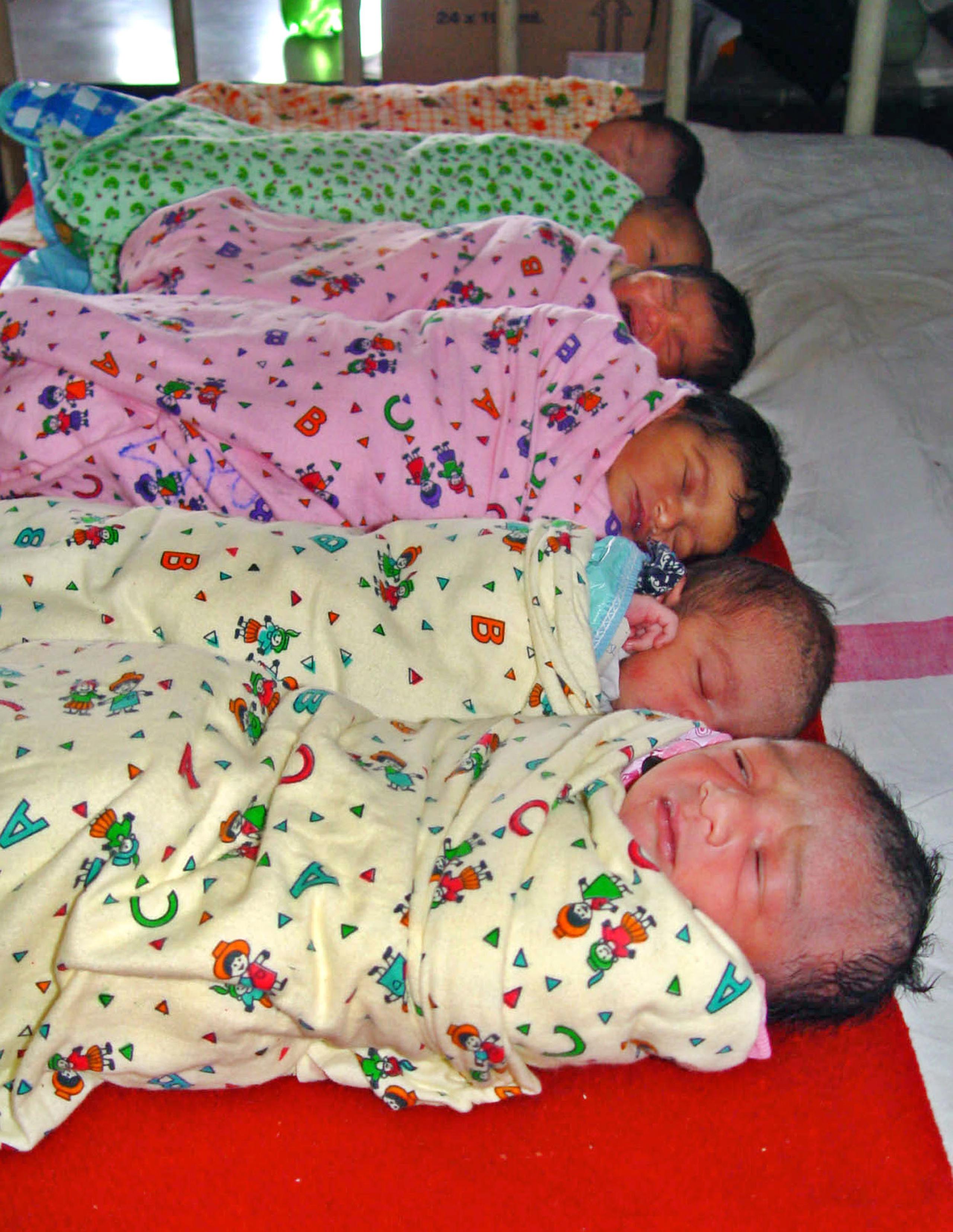 Recién nacidos en una clínica de maternidad de Agartala, en India, país que sobrepasó a India como el más poblado.