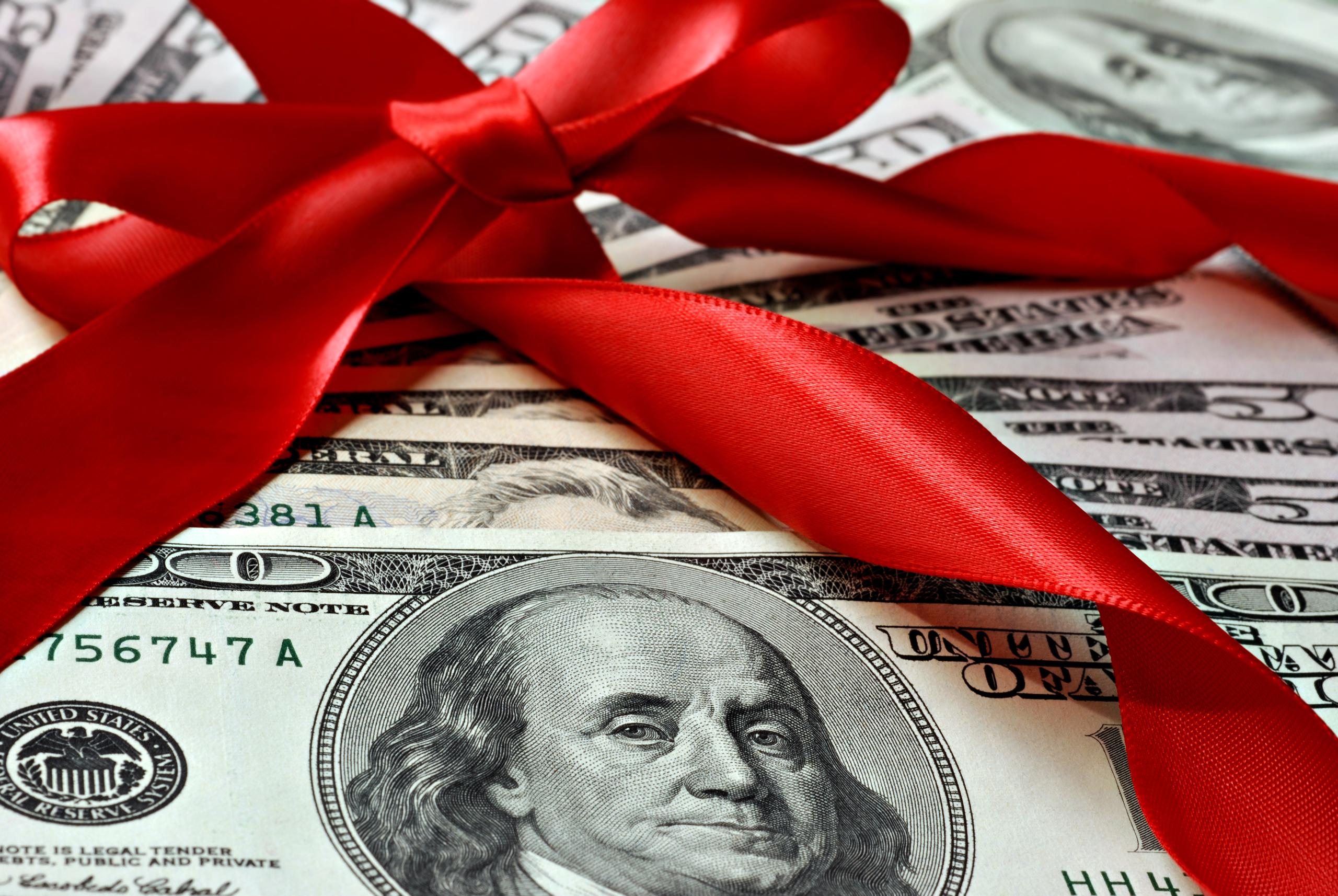 El bono de Navidad se otorga anualmente a los empleados públicos para finales del mes de noviembre, aunque la ley permite que se otorgue hasta mediados de diciembre.