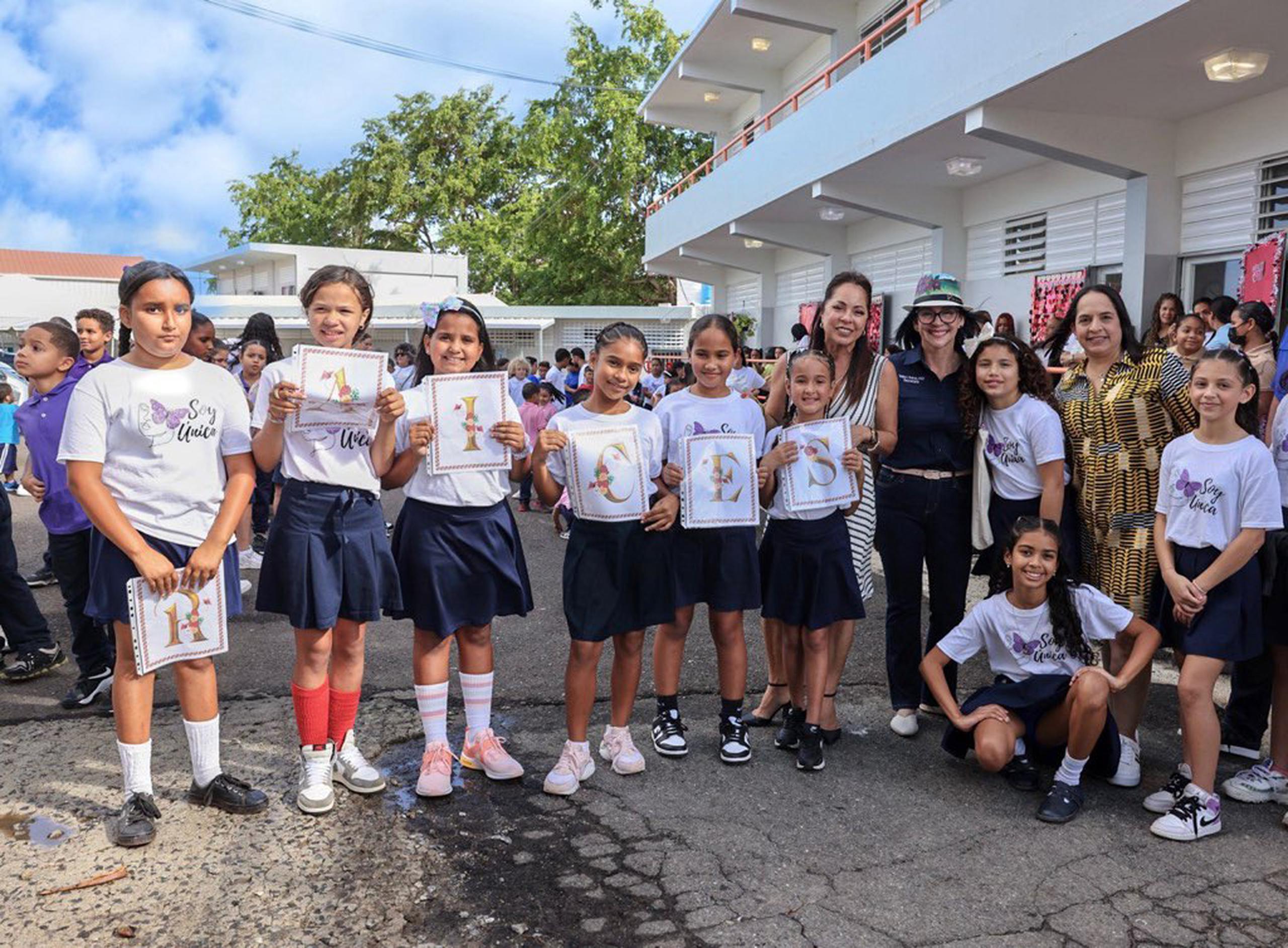 Varias niñas participantes del proyecto escolar “Soy única porque me cuido y me respeto” mostraron a los visitantes por qué esta escuela elemental es una de las más destacadas de todo Puerto Rico.