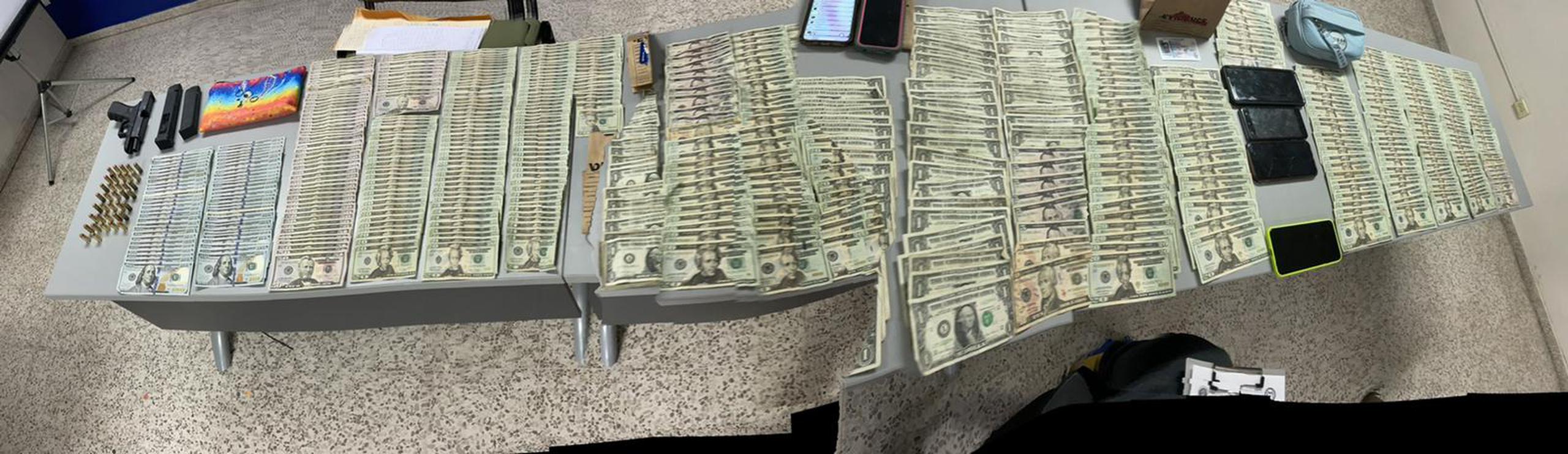 Cuatro personas fueron arrestadas, entre ellos un convicto federal, a quienes les ocuparon un arma ilegal, cargadores, balas y $17,719.00 en efectivo.