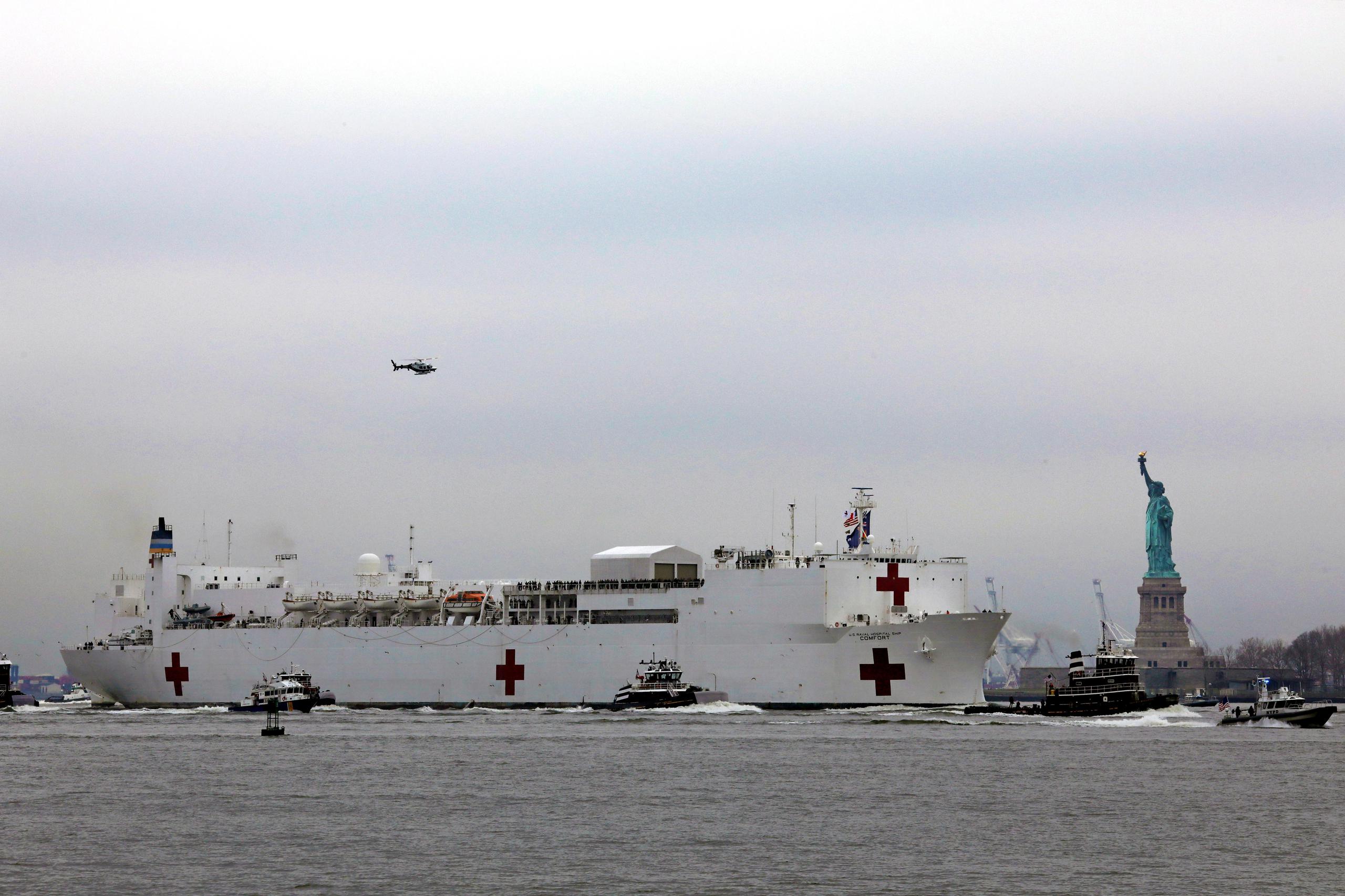 El buque hospital USNS Confort está atracando en un muelle situado a mitad de la costa oeste de la isla de Manhattan.