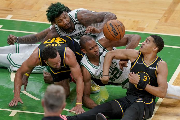Stephen Curry terminó con una lastimadura cuando Al Horford, de los Celtics, cayó sobre su pierna mientras luchaban por el balón.