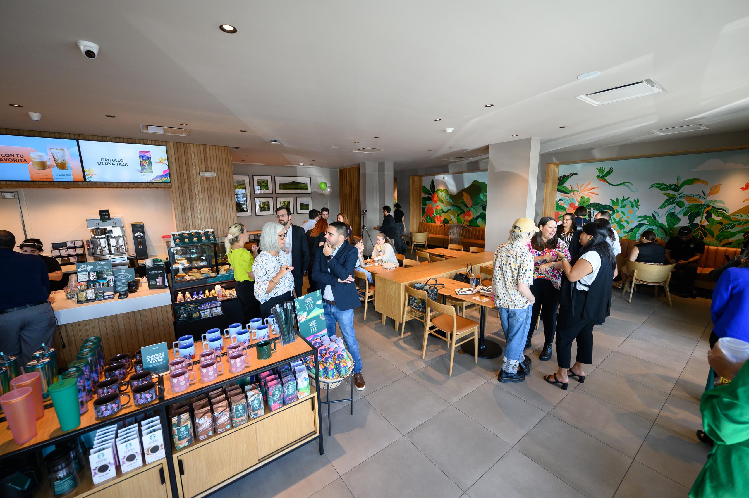 Nueva tienda de Starbucks en el Bairoa Shopping Center, en Caguas.