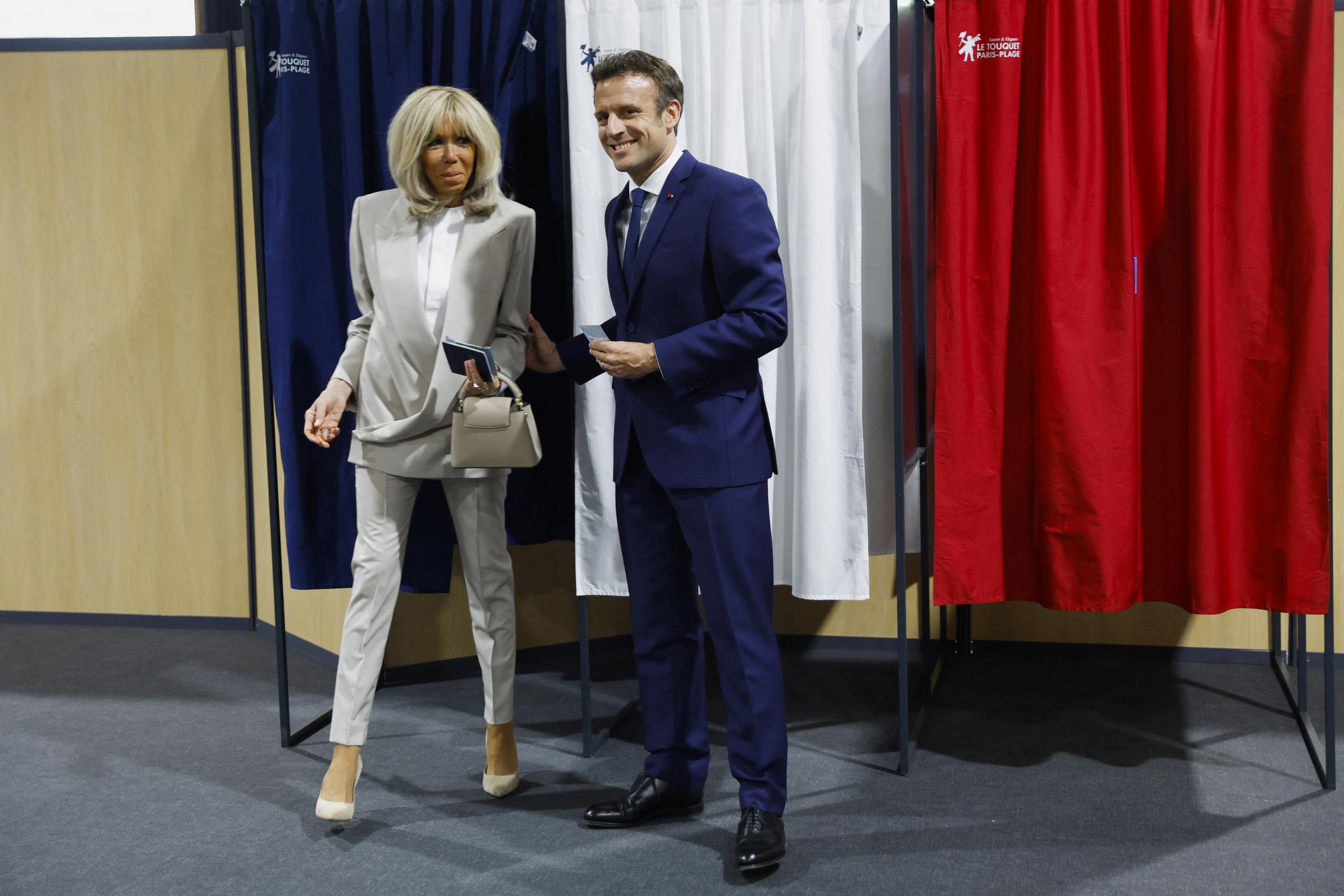 Emmanuel Macron junto a su esposa, Brigitte Macron.