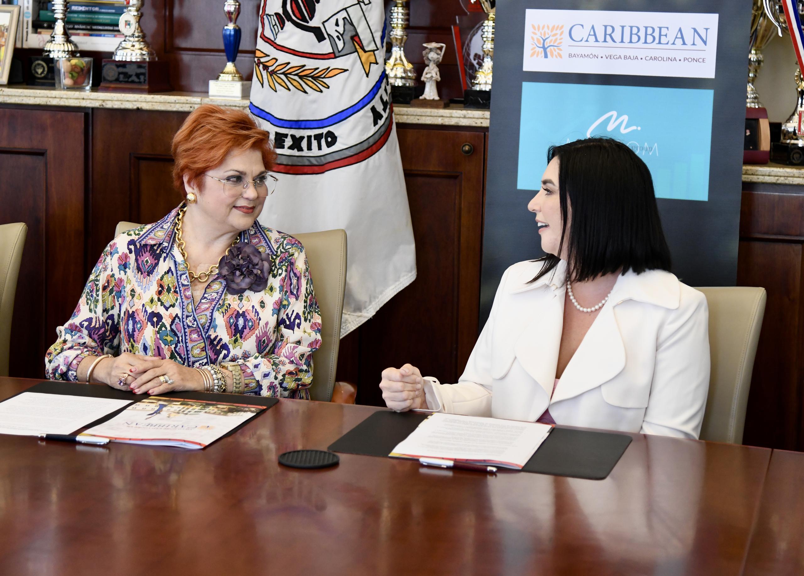 De izquierda a derecha: la presidenta de Caribbean University, Ana Cucurella, y la presidenta de Morsom Group, Soemi Morales.