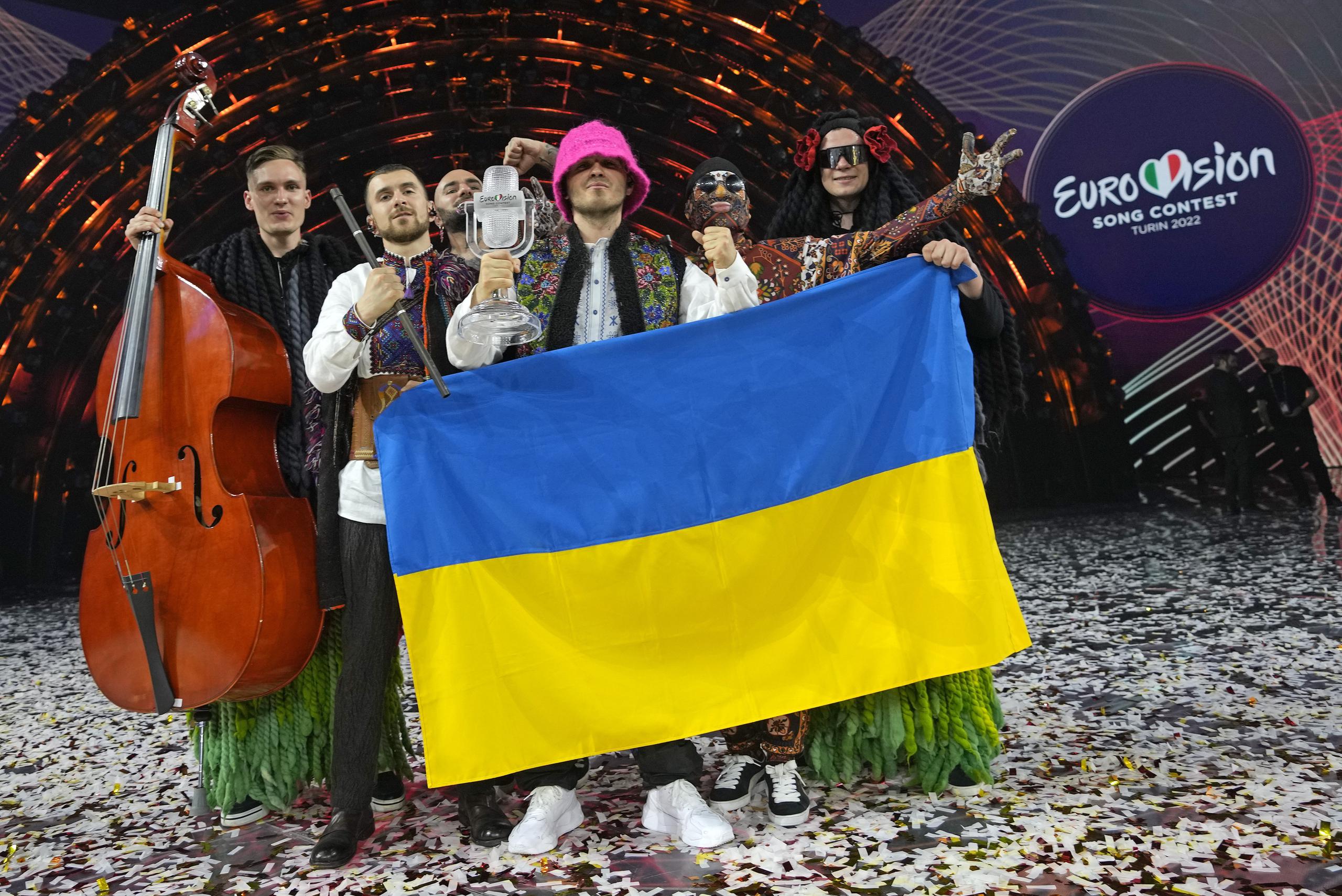 La banda Kalush Orchestra, de Ucrania, festeja su triunfo en la Gran Final del Concurso de Canto de Eurovision en la arena Palaolimpica en Turín, Italia, el sábado 14 de mayo de 2022.