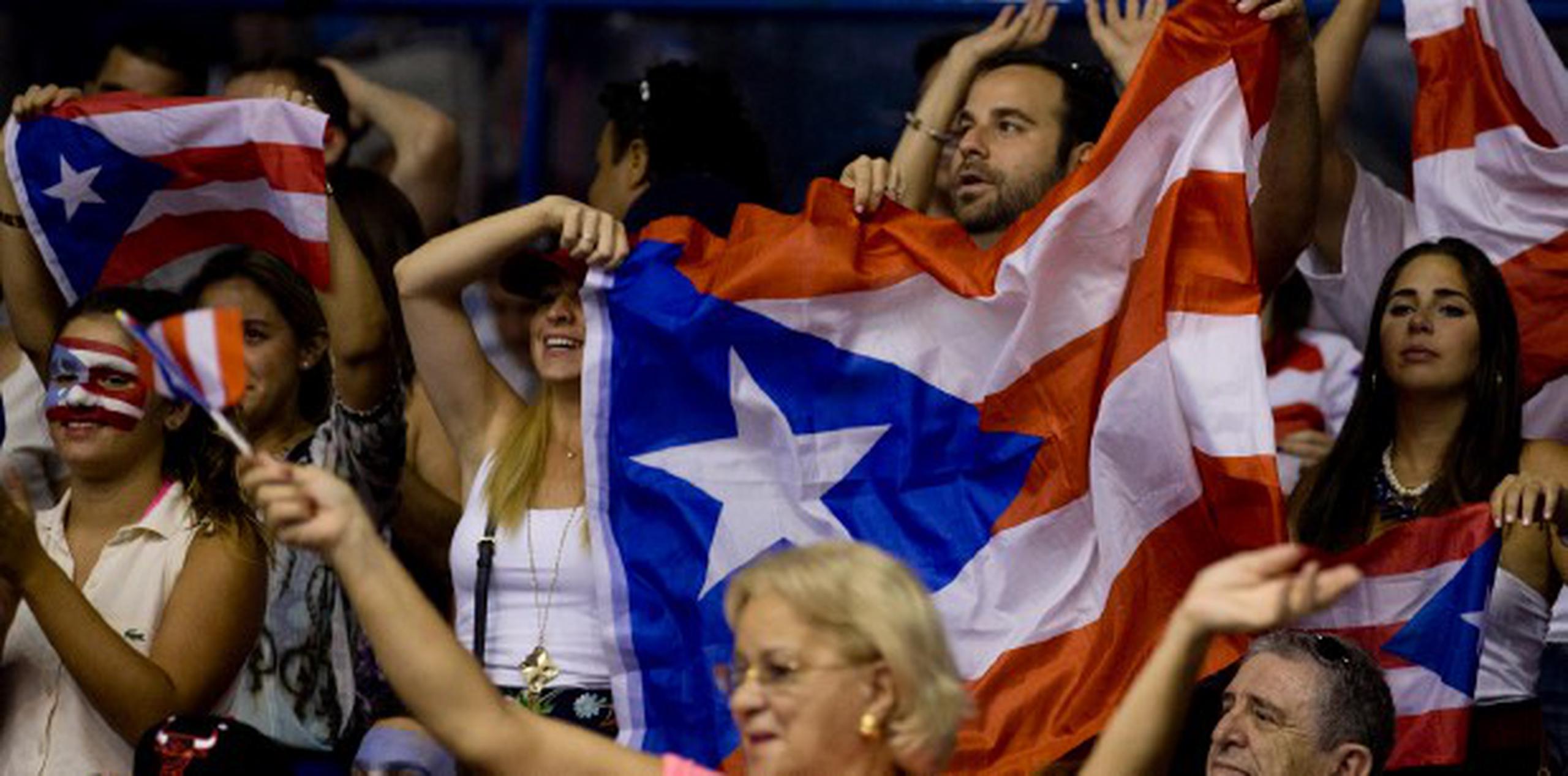 Los puertorriqueños presentes estaban identificados con los colores de la bandera de Puerto Rico. (Enviado especial / xavier. araujo@gfrmedia.com)
