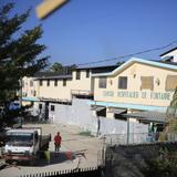 Policía haitiana desaloja hospital de Puerto Príncipe tras ataque de una pandilla