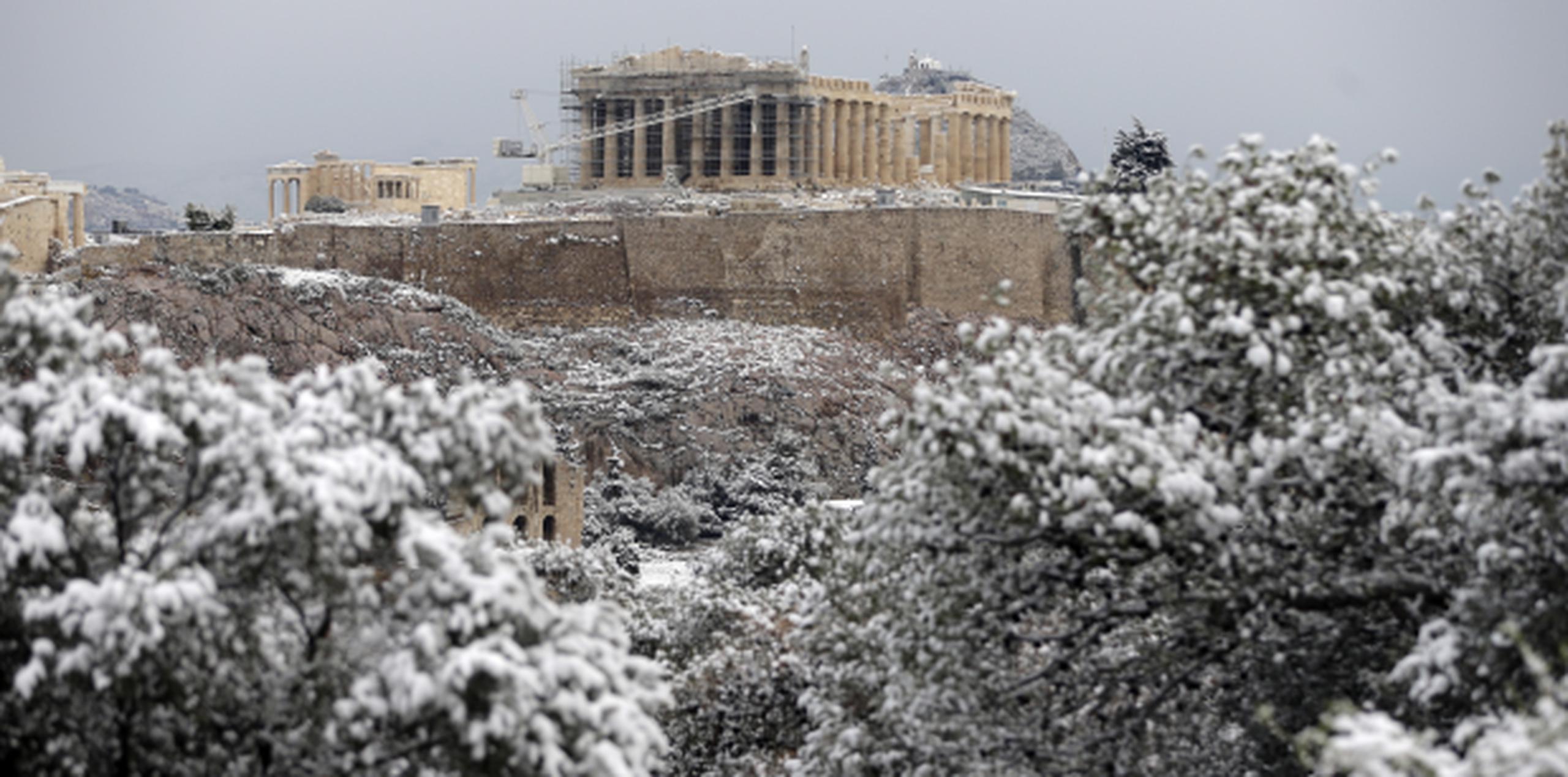 La nieve cubre los muros del Partenón, en la Acrópolis de la capital griega, Atenas.  (AP/Thanassis Stavrakis)
