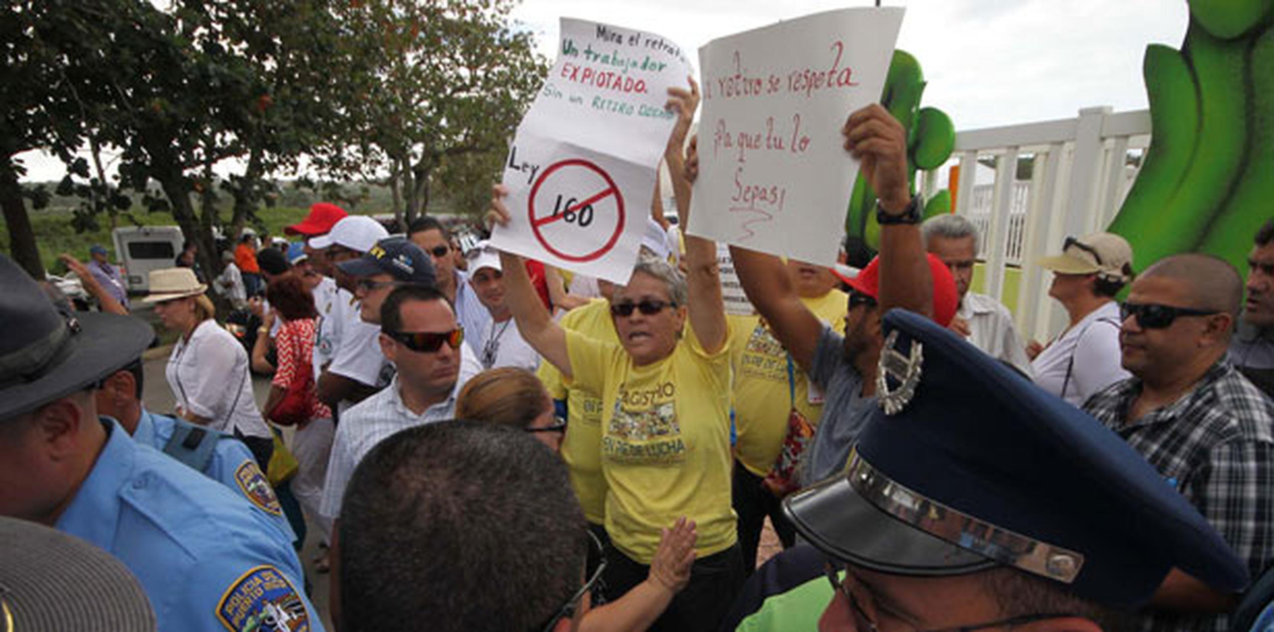 Los manifestantes lucían camisas amarillas y cargaban pancartas con mensajes alusivos al cambio que se decretó para el Sistema de Retiro de Maestros. (Para Primera Hora / Nelson Reyes)