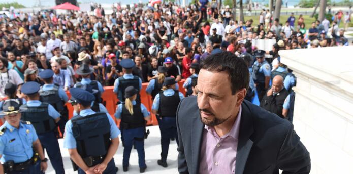 El monitor federal de la Policía, Arnaldo Claudio, compareció ayer a la manifestación. (tony.zayas@gfrmedia.com)