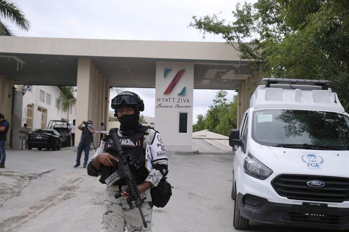Fuerzas del gobierno ocuparon el perímetro de uno de los hoteles donde ocurrió la balacera.