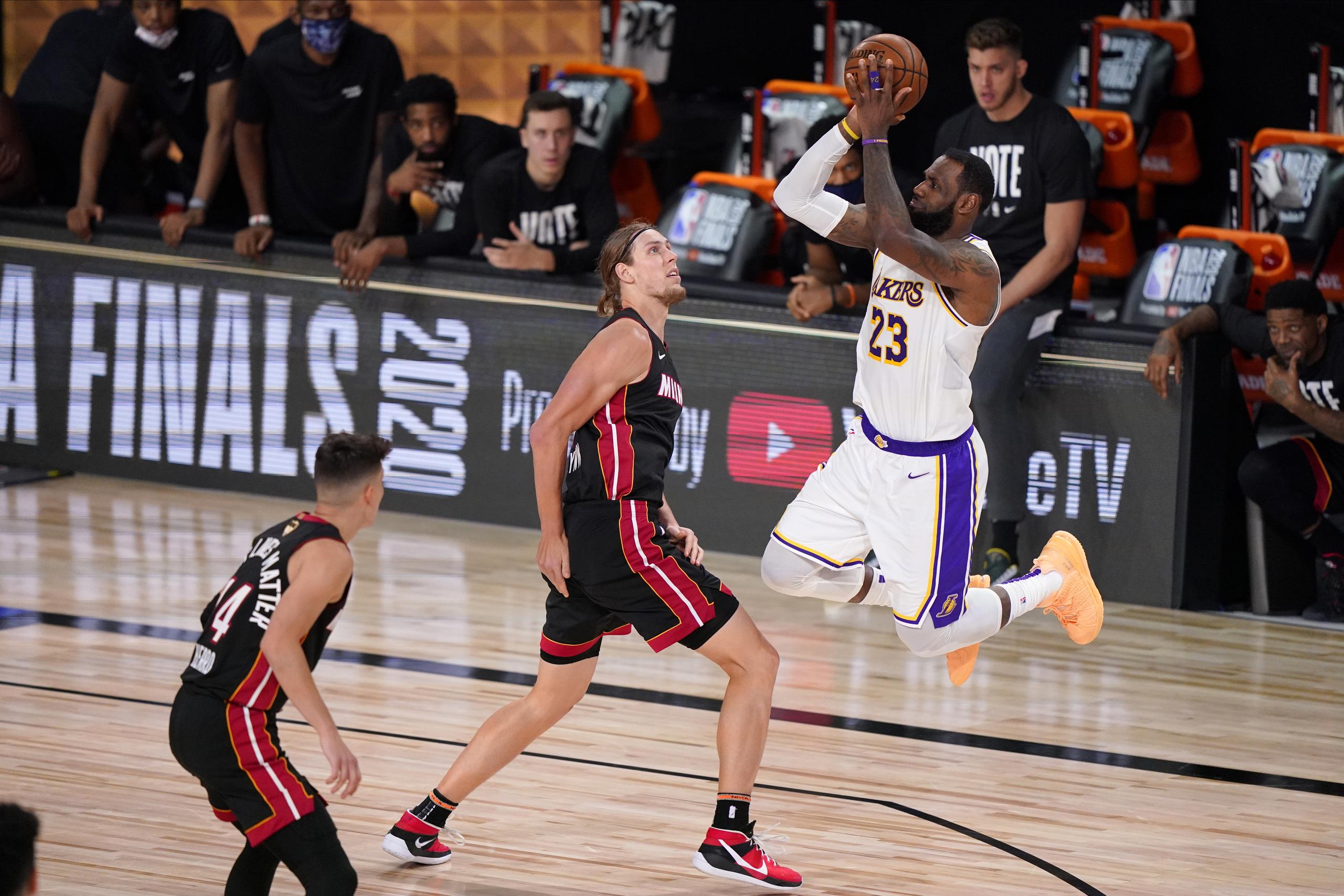 Los campeones defensores de la NBA, Lakers de Los Ángeles, jugarán en la primera noche de la pretemporada.