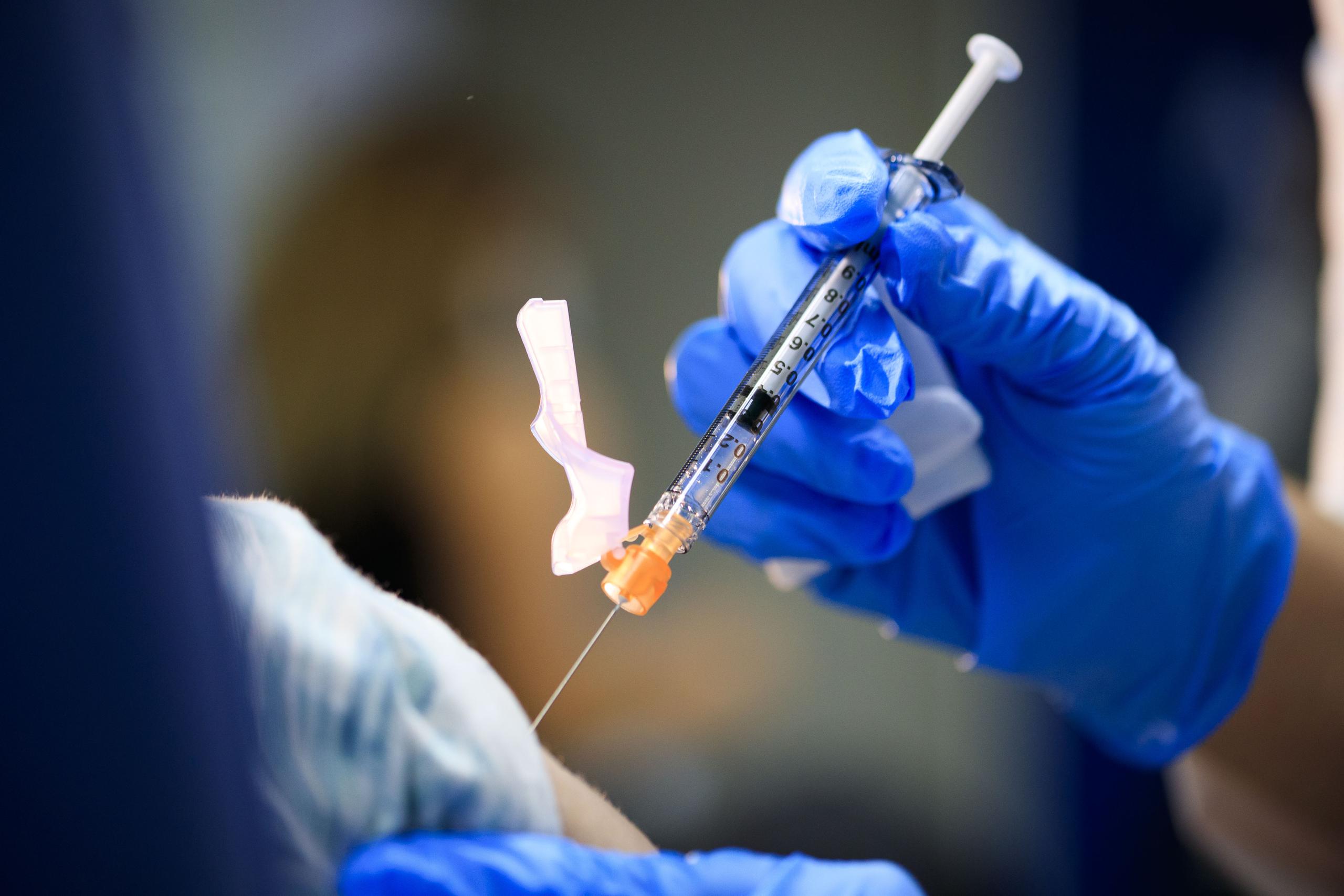 Las primeras dosis de la vacuna desarrollada por Pfizer y BioNTech comenzaron a administrarse a tempranas horas del pasado martes.
