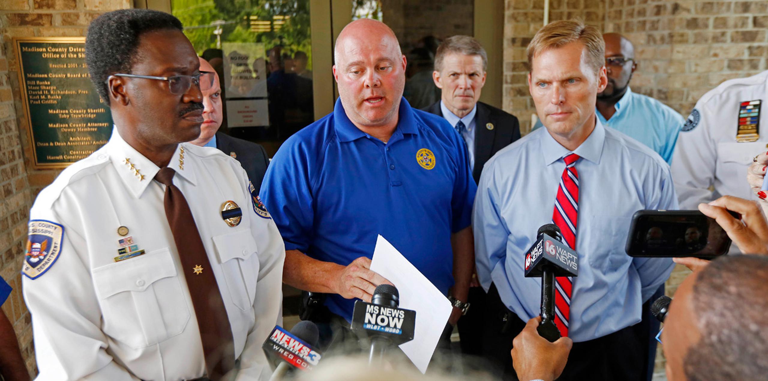 El sheriff del condado de Madison, Randy Tucker (al centro) habla en una conferencia de prensa sobre los hallazgos de la investigación. (AP)