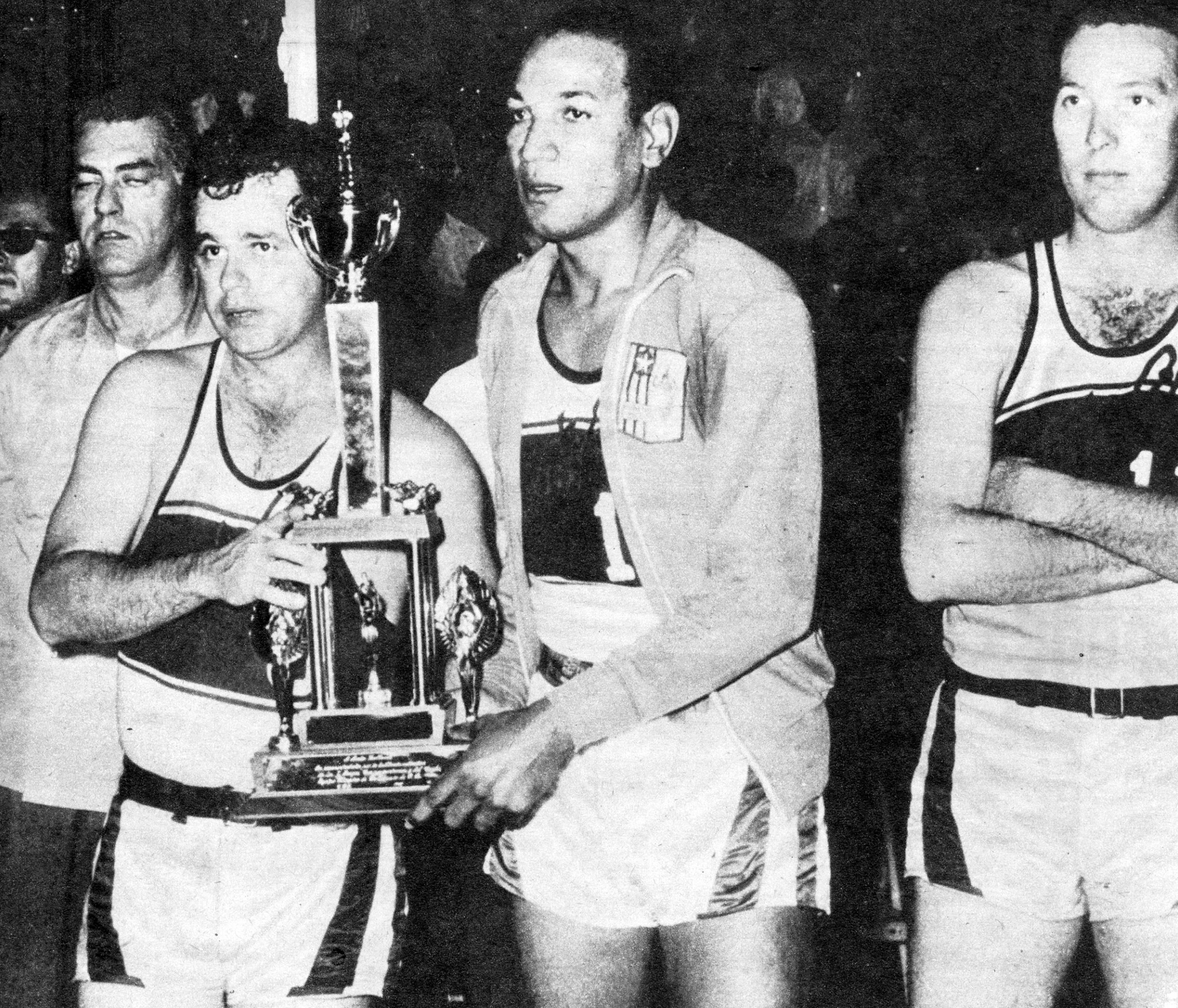 Johnny Báez, aquí acompañado por Juan 'Pachín' Vicens, fue una estrella en todos los niveles: con el Equipo Nacional, con los Cardenales de Río Piedras en el Baloncesto Superior Nacional y con el club Real Madrid en el baloncesto español.