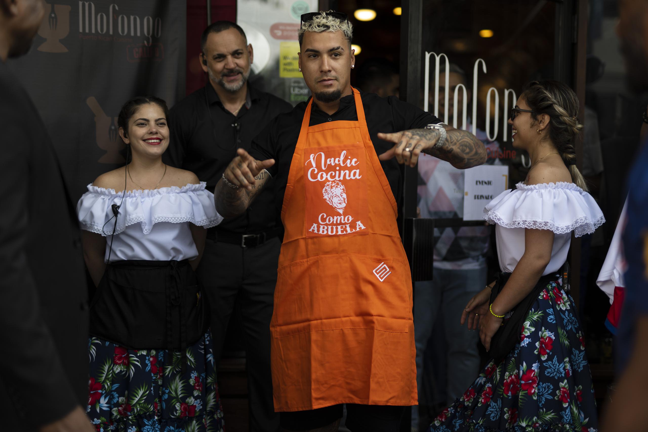 Javier Báez modela como chef durante el almuerzo en el restaurante Mofongo en la calle 8 en Miami.