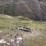 Mueren 20 personas tras caída de autobús por abismo en los Andes peruanos