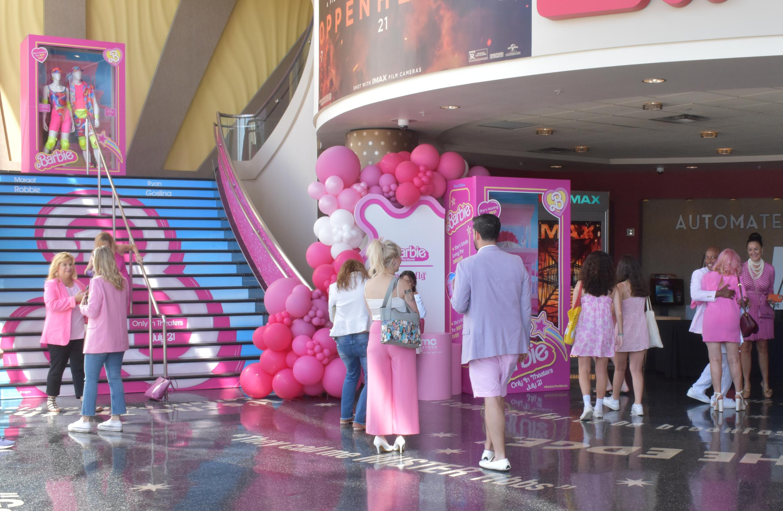 Fanáticos llegan a ver el filme "Barbie" el 20 de julio de 2023, en un cine de Los Ángeles (EFE/ Mónica Rubalcava)