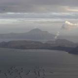 Sismos del volcán Taal en Filipinas hacen huir a más gente