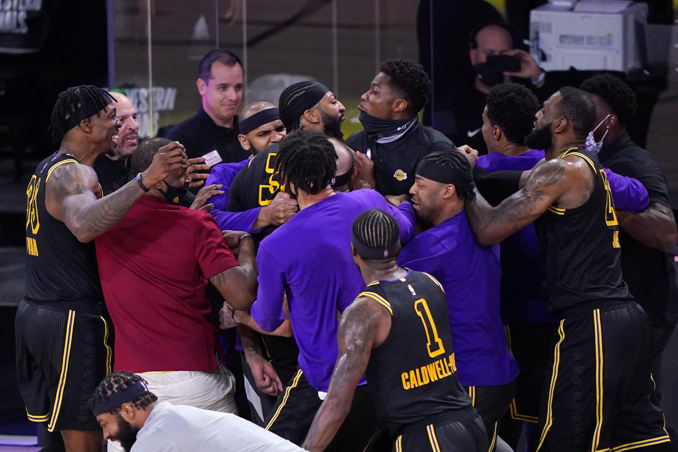 Los Lakers celebra la victoria asegurada en el último tiro del juego y que les da ventaja 2-0 en su serie final de conferencia ante los Nuggets.
