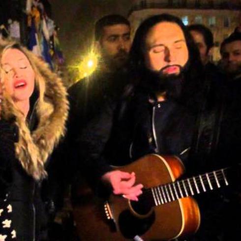 Madonna canta en plaza pública de París