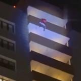 Hombre vestido como Santa Claus cae de un edificio ante cientos de espectadores