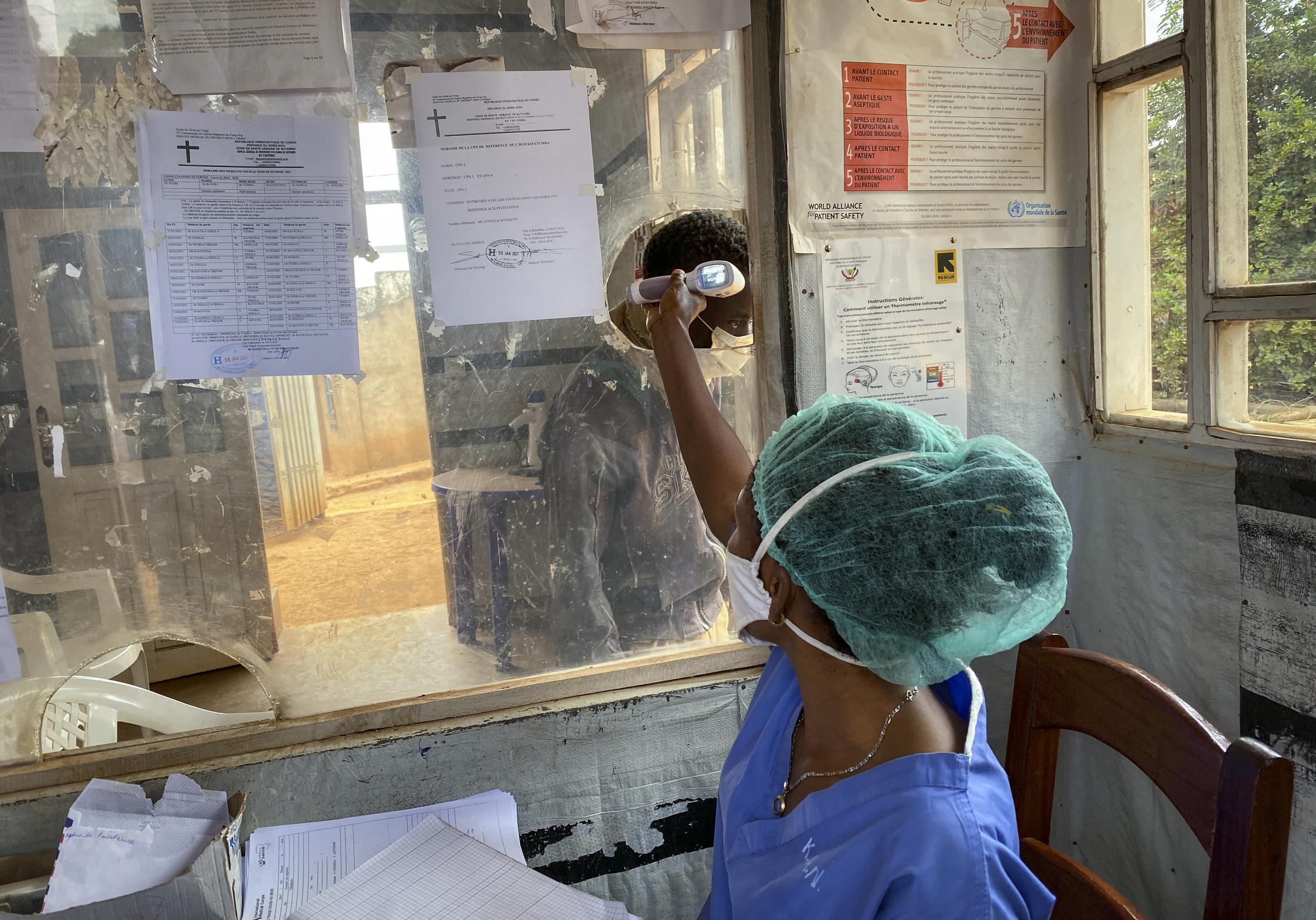 Una trabajadora médica verifica la temperatura de una persona en el hospital Matanda en Butembo, donde falleció la primera persona infectada de ébola, en la provincia de Kivu del Norte, en la República Democrática del Congo.