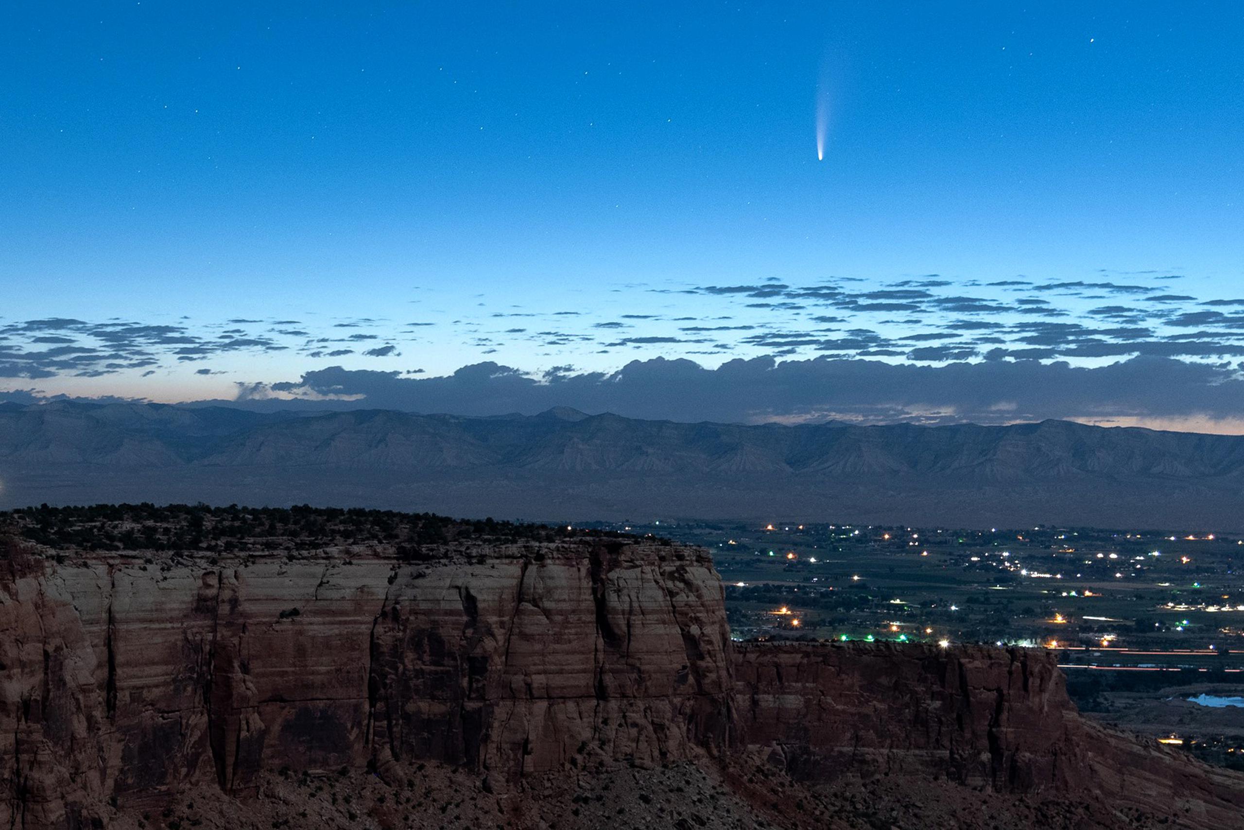 El cometa Neowise aparece en el horizonte de madrugada visto desde el Monumento Nacional Colorado al oeste de Grand Junction, Colorado, 9 de julio de 2020.