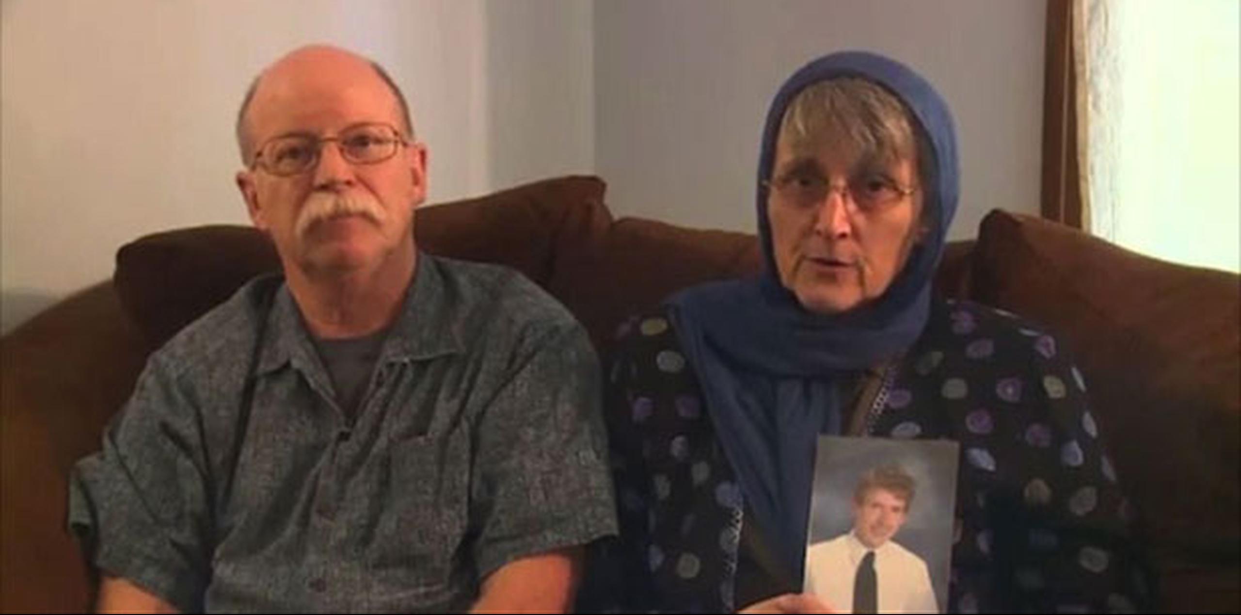 En el vídeo de la familia, Ed Kassig dijo que su hijo, que ahora se hace llamar Abdul Rahman tras convertirse al islam durante su cautiverio, fue capturado el 1 de octubre de 2013 en Siria.(AFP)