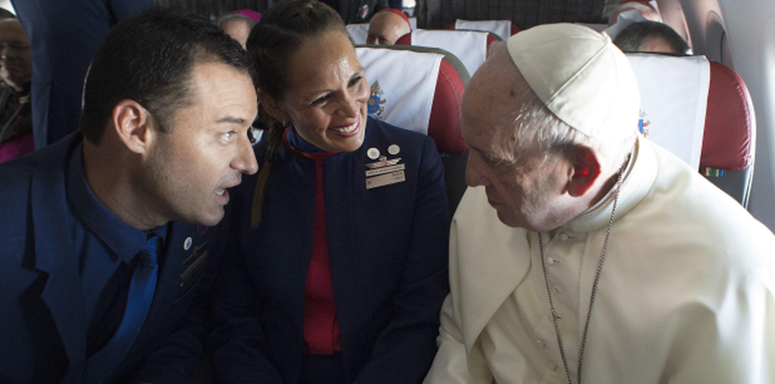 El papa conversa con Paula Podest y Carlos Ciuffardi, a quienes unió en pleno vuelo en el sacramento del matrimonio. (AP/Vatican Media)
