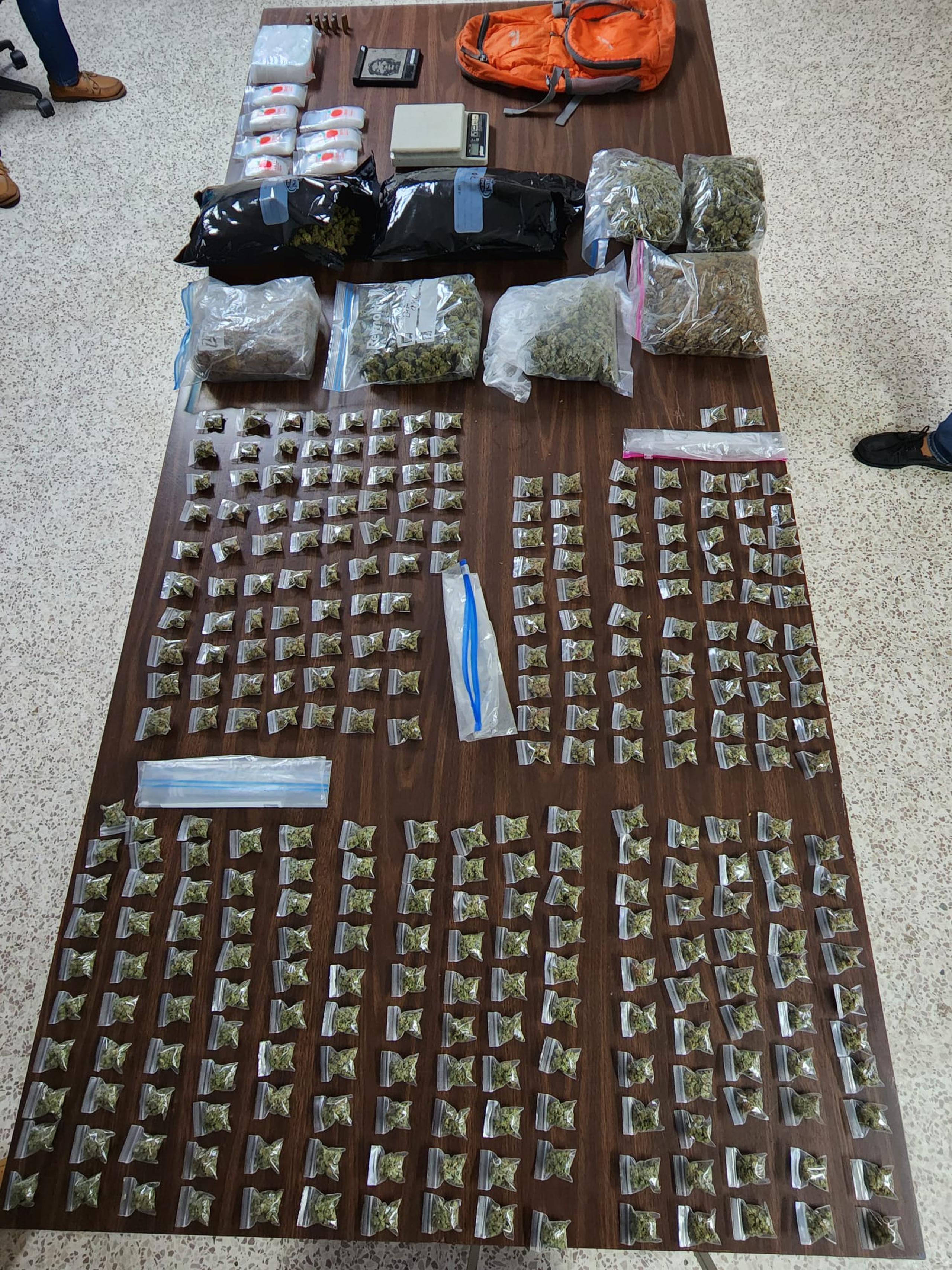 Más de 7 libras de marihuana fueron ocupadas durante un allanamiento en la calle Adolfo Castro Calderón de la comunidad Tras Talleres, en Santurce.