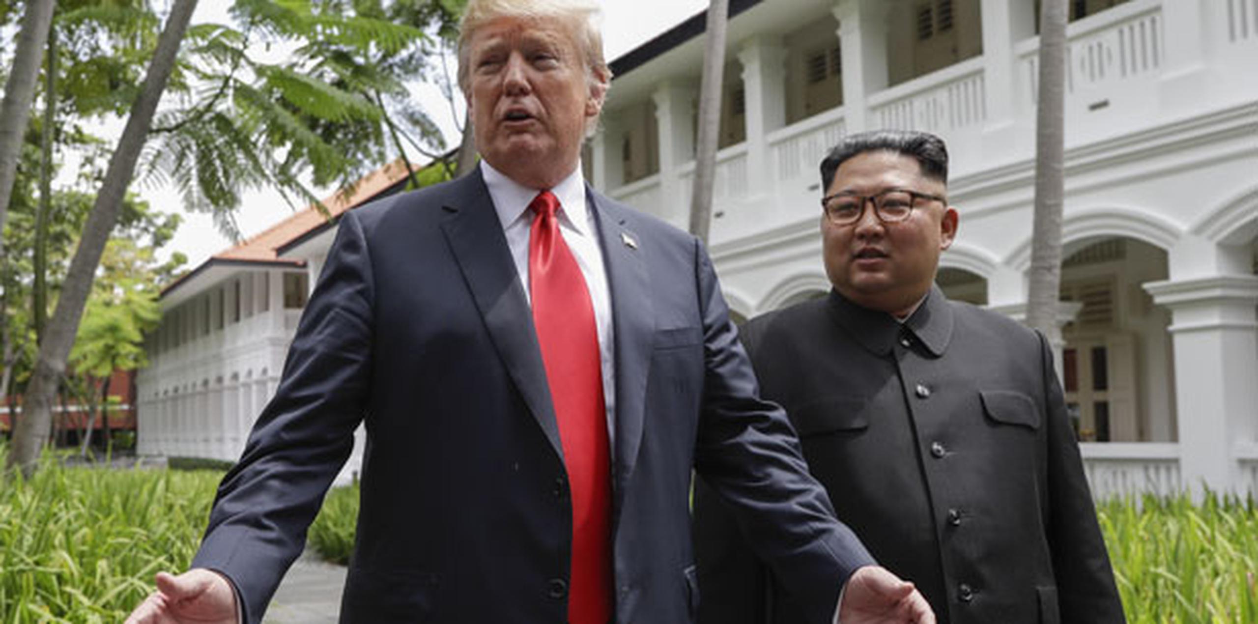 Trump enfrentaba cuestionamientos de que cedió demasiado sin recibir nada a cambio, que le confirió legitimidad al régimen totalitario norcoreano y que accedió con demasiada facilidad a la exigencia norcoreana de cesar las maniobras militares conjuntas con fuerzas surcoreanas.  (AP)