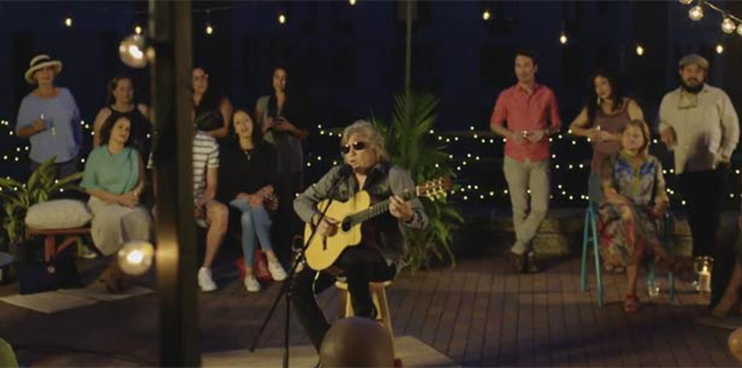 En el especial, José Feliciano interpretó el tema "En mi viejo San Juan". (Captura/Banco Popular)