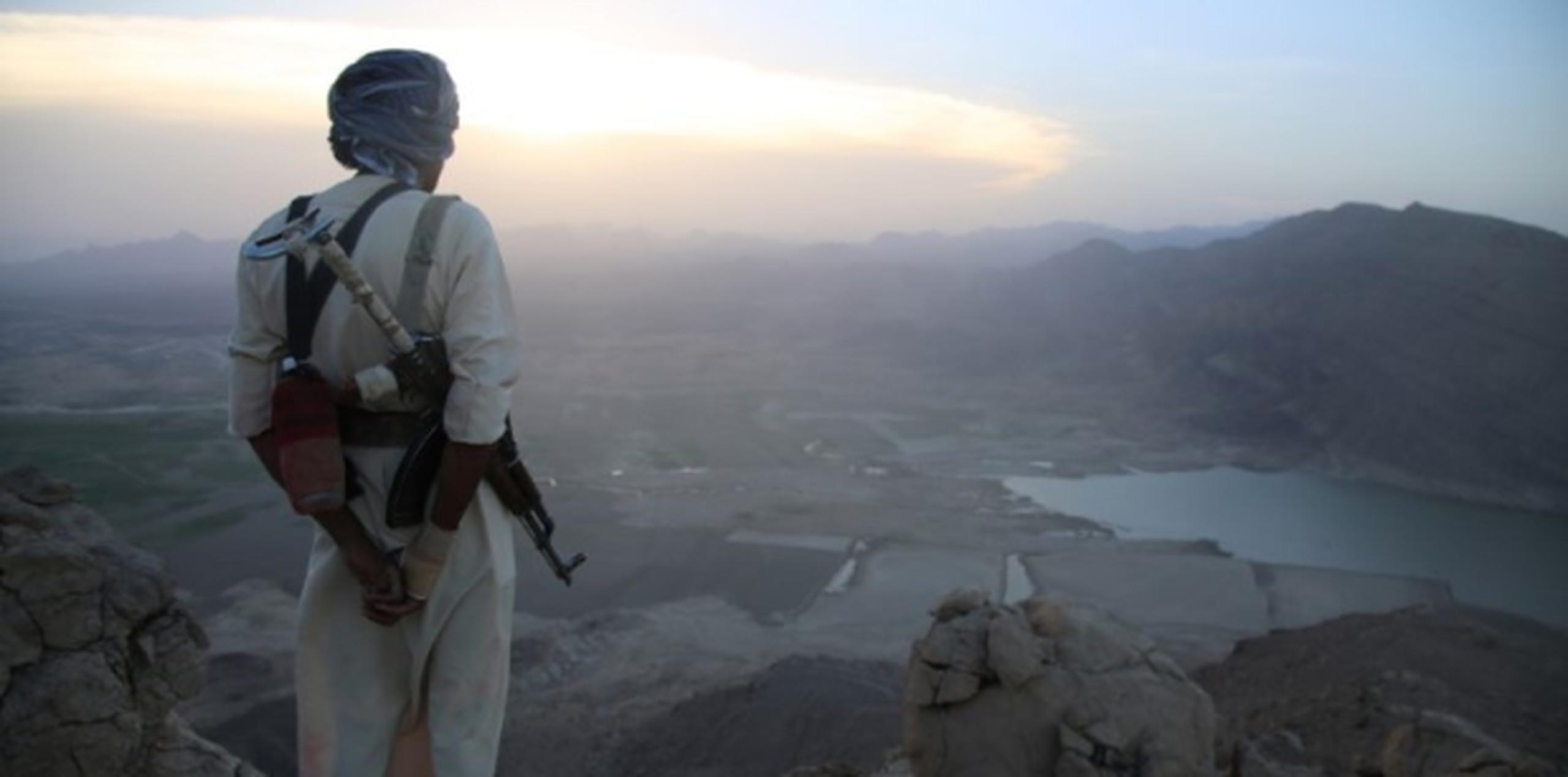 Un rebelde vigila una represa en Yemen. (AFP)