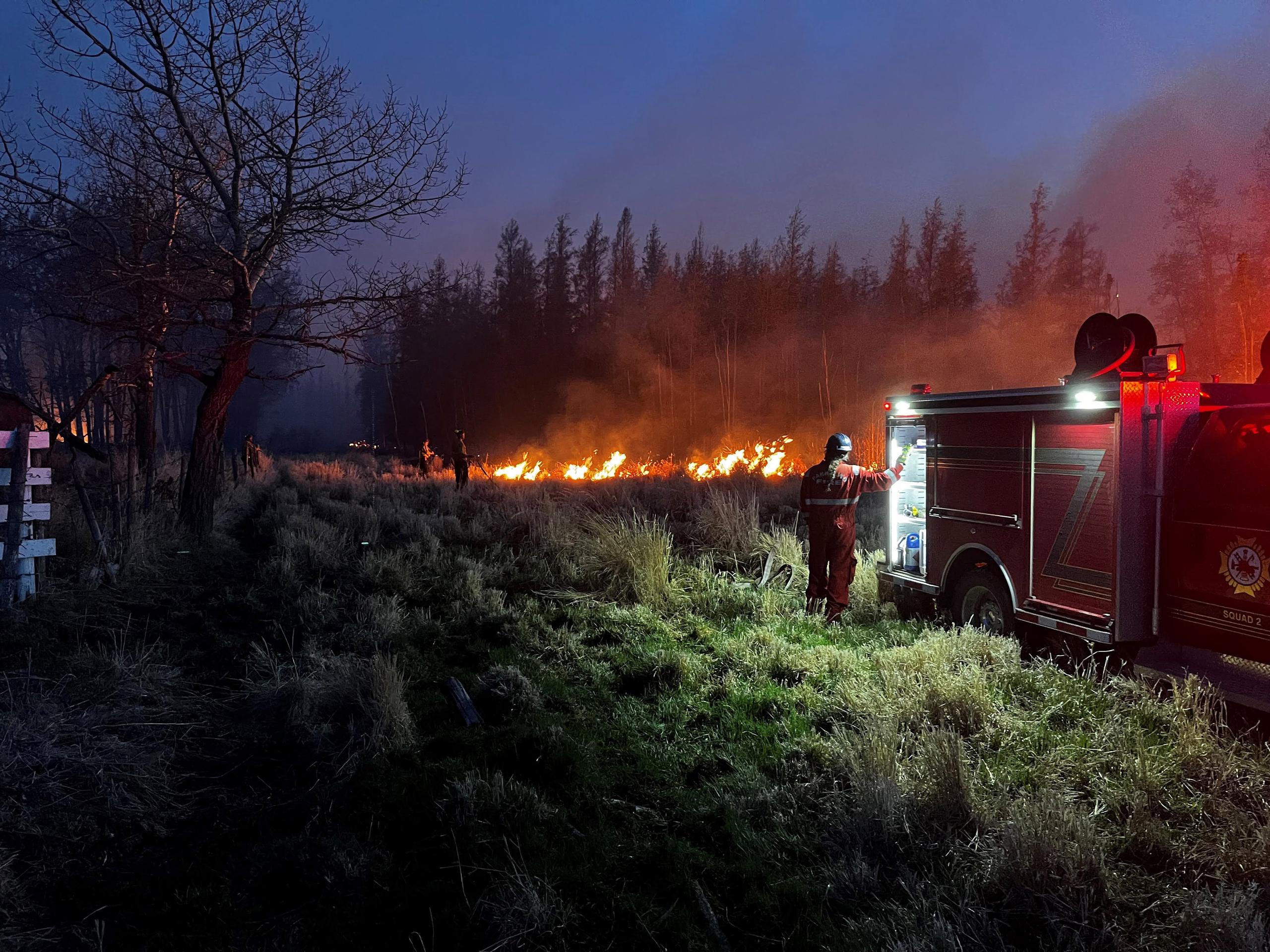 Sturgeon Lake (Canada). Bomberos trabajando contra un incendio en Evansburg, Alberta, Canada. EFE/EPA/ALBERTA WILDFIRE